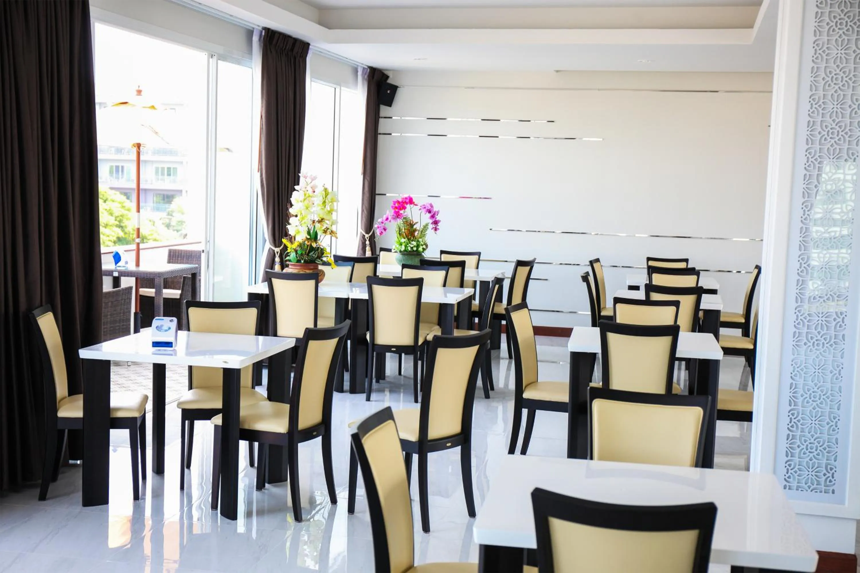 Hua Hin White Villa Hotel - SHA Certified