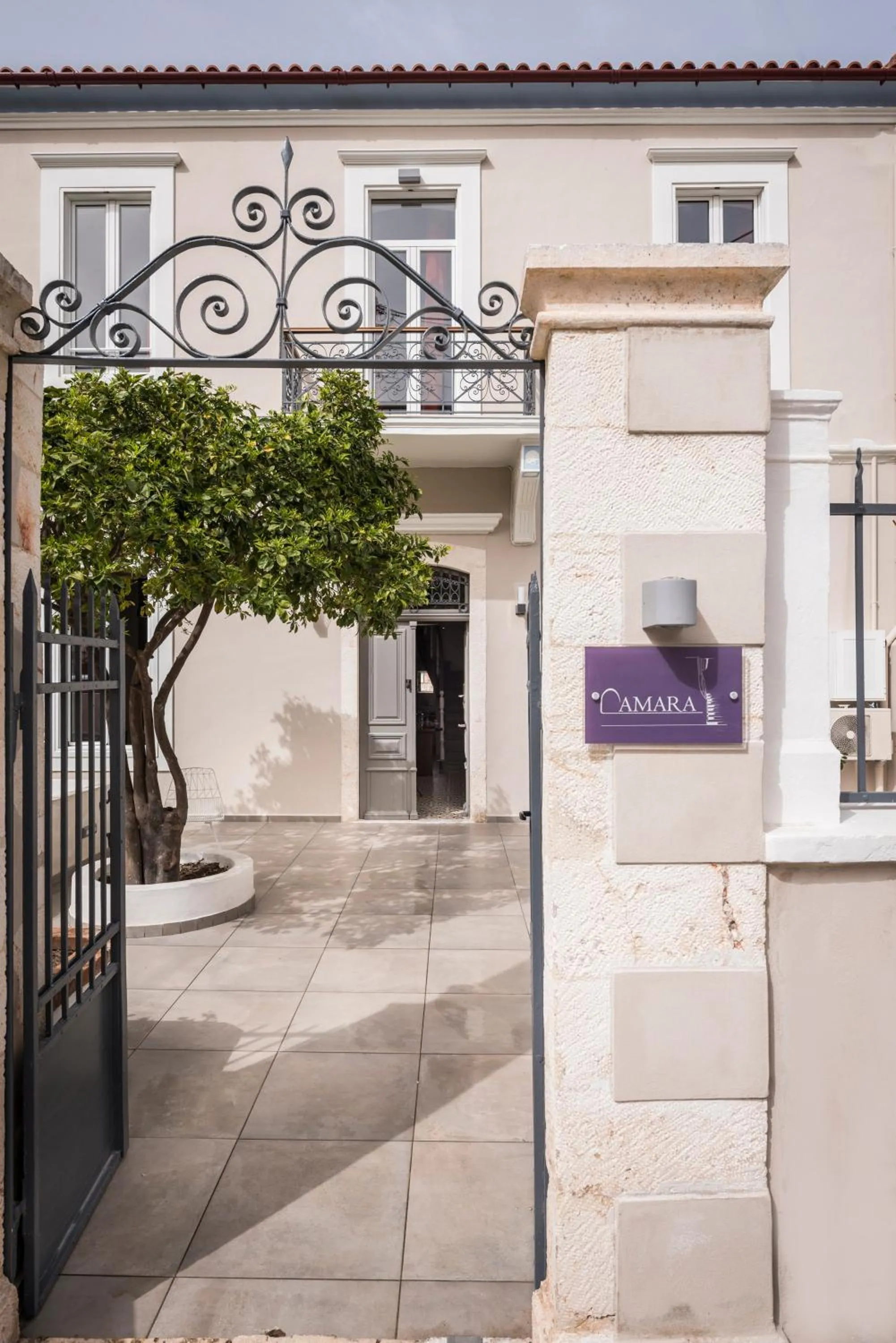 Facade/entrance in Camara Residence