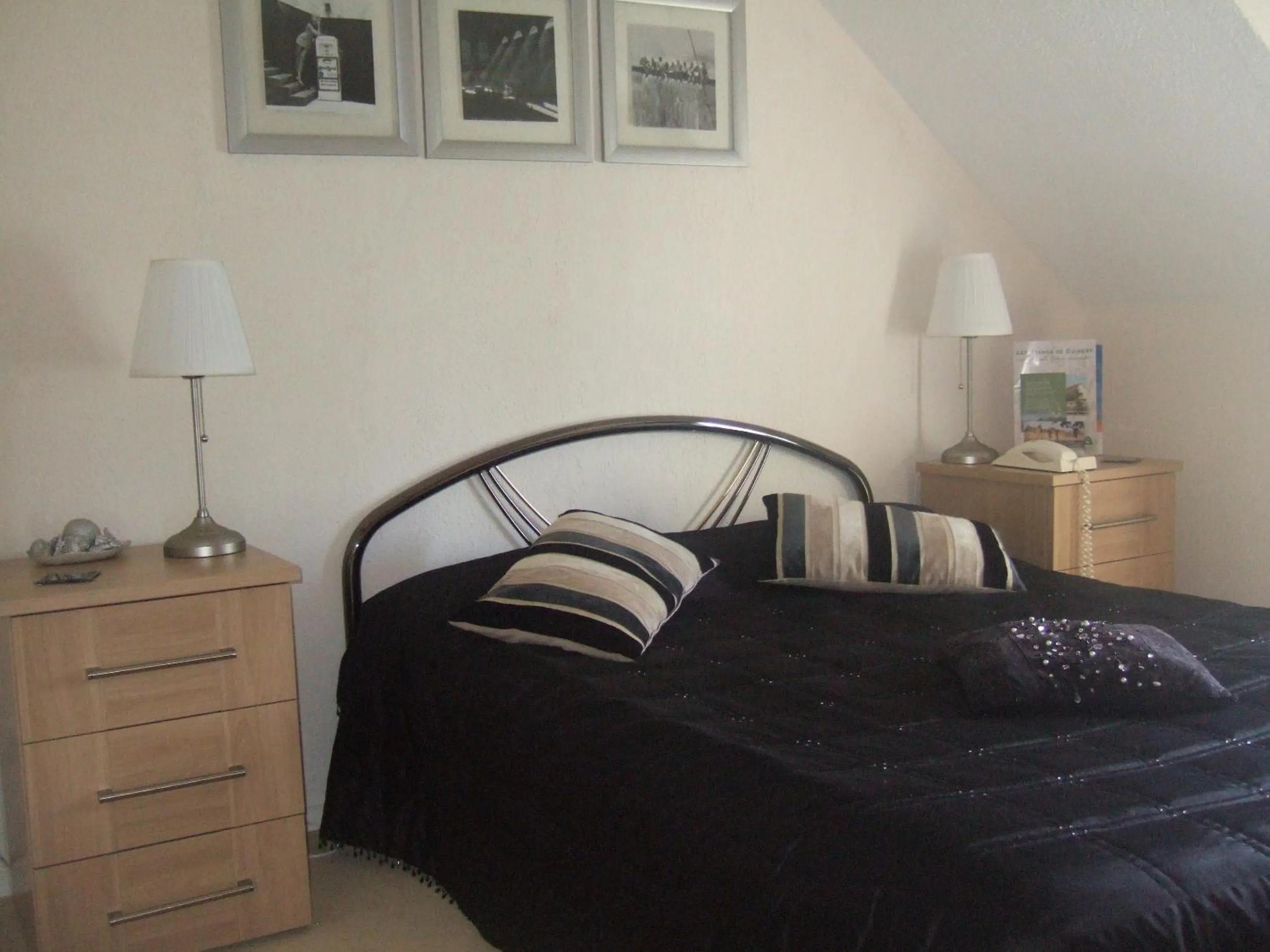 Photo of the whole room, Bed in Les Etangs de Guibert