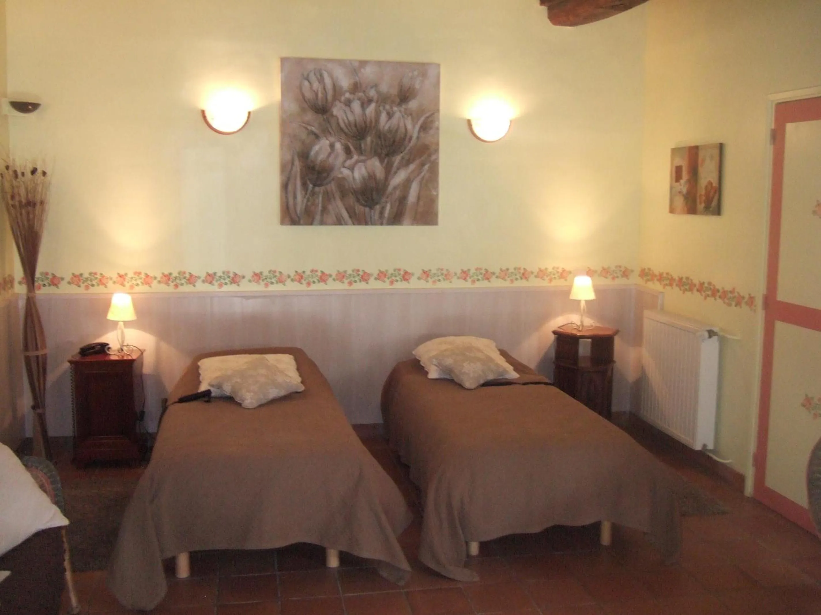 Photo of the whole room, Bed in Les Etangs de Guibert