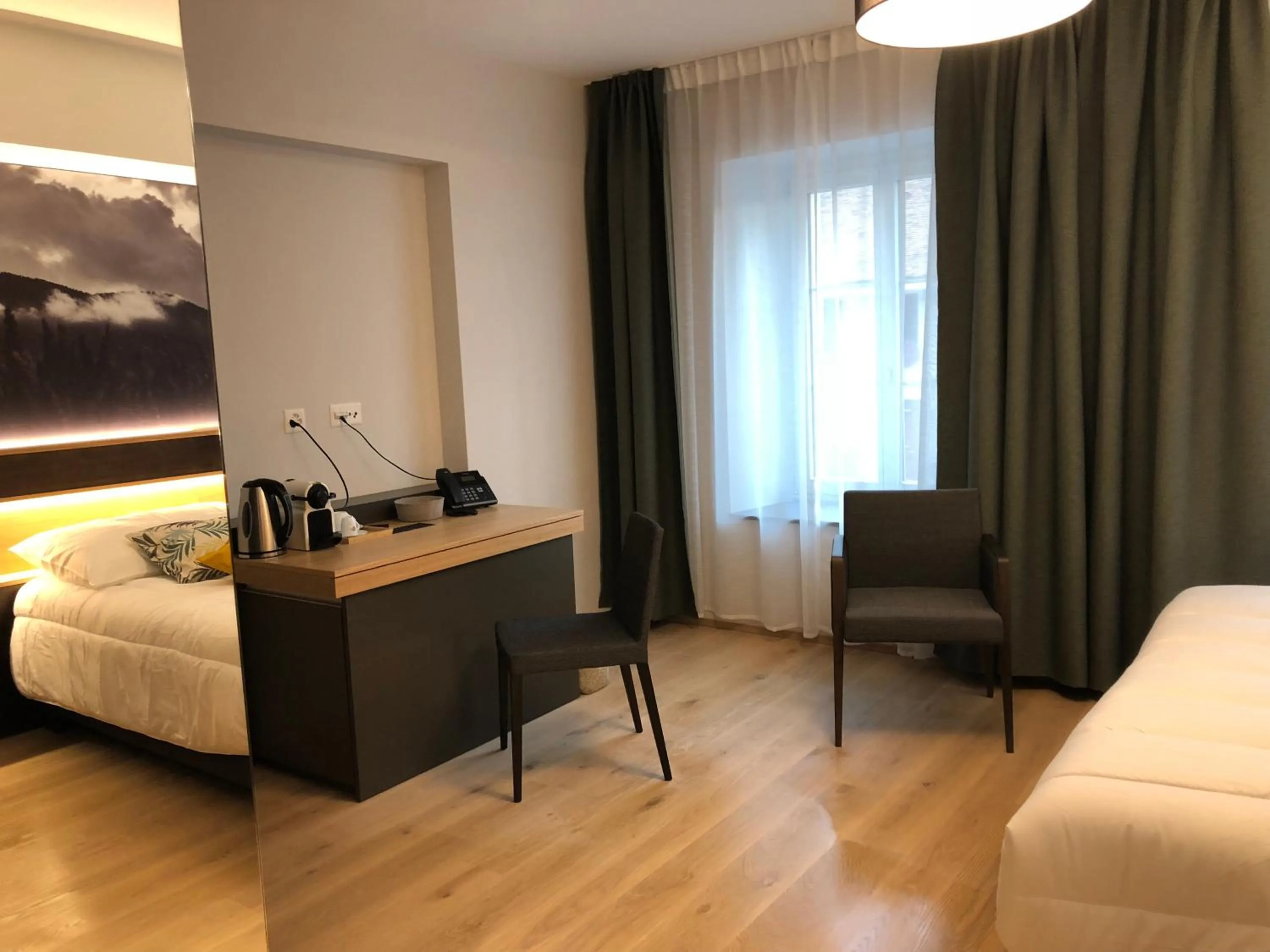 Seating area, Bed in Auberge de la Tour