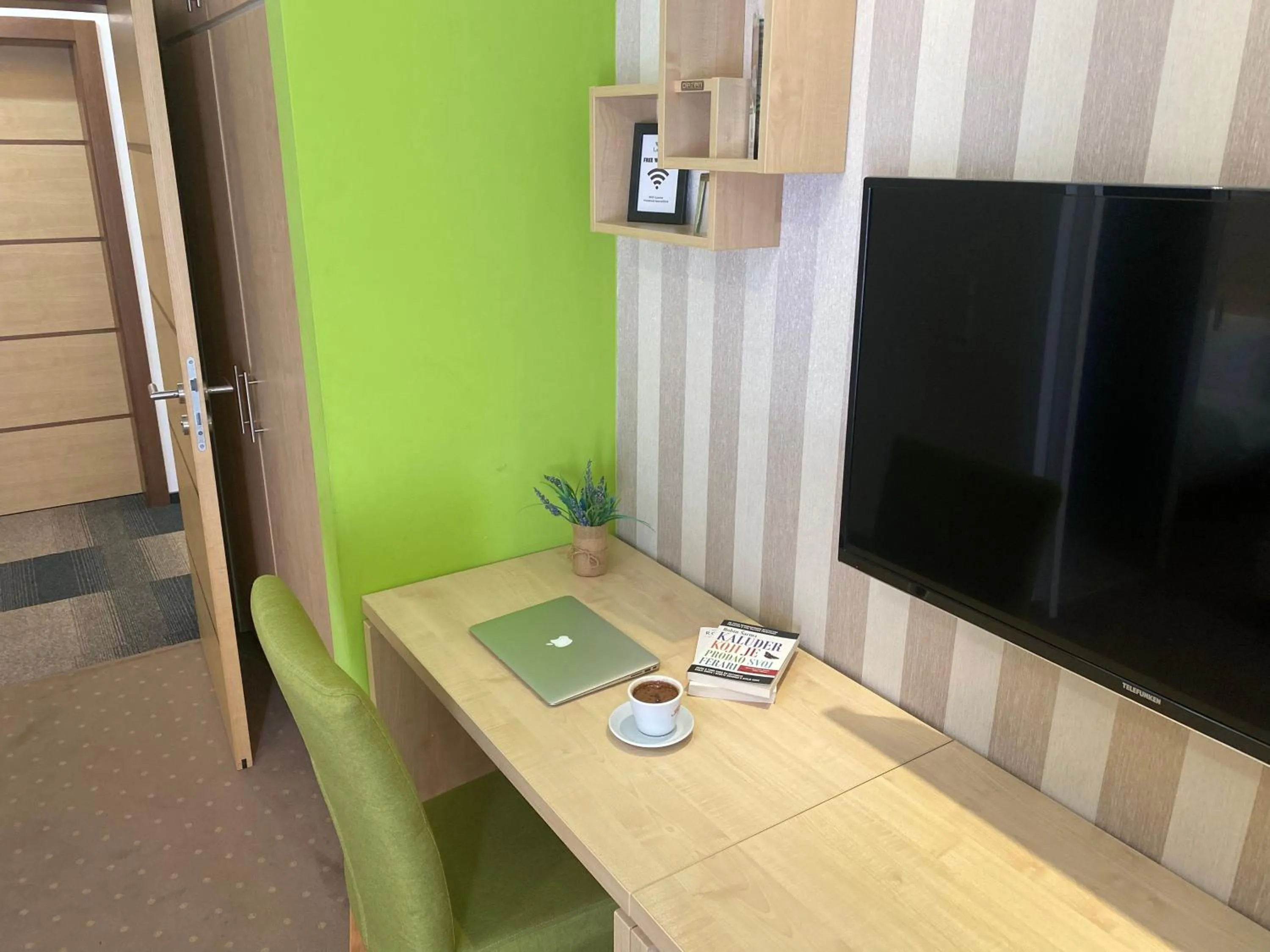 TV and multimedia in Laurus Motel Airport Tuzla