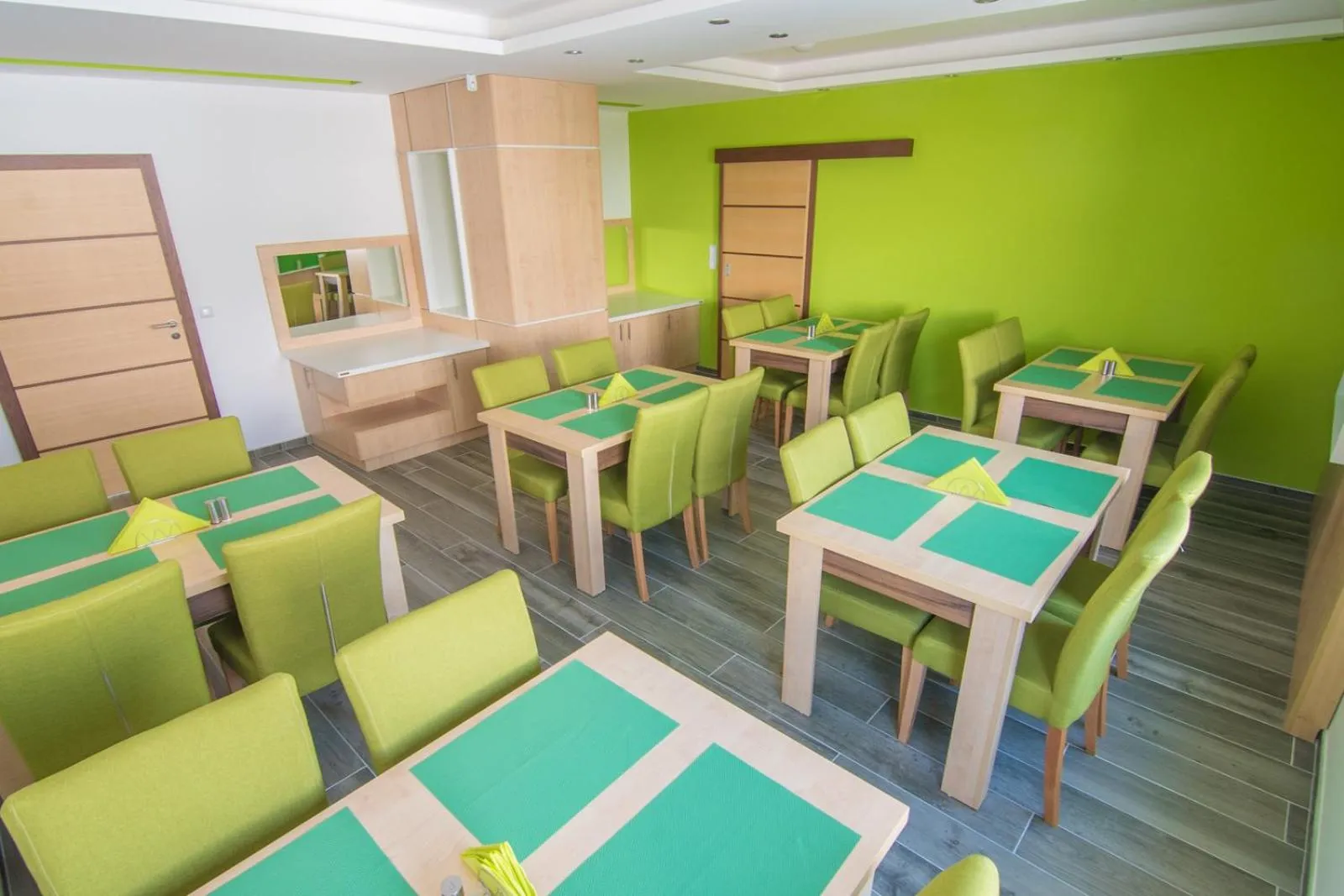 Restaurant/places to eat in Laurus Motel Airport Tuzla