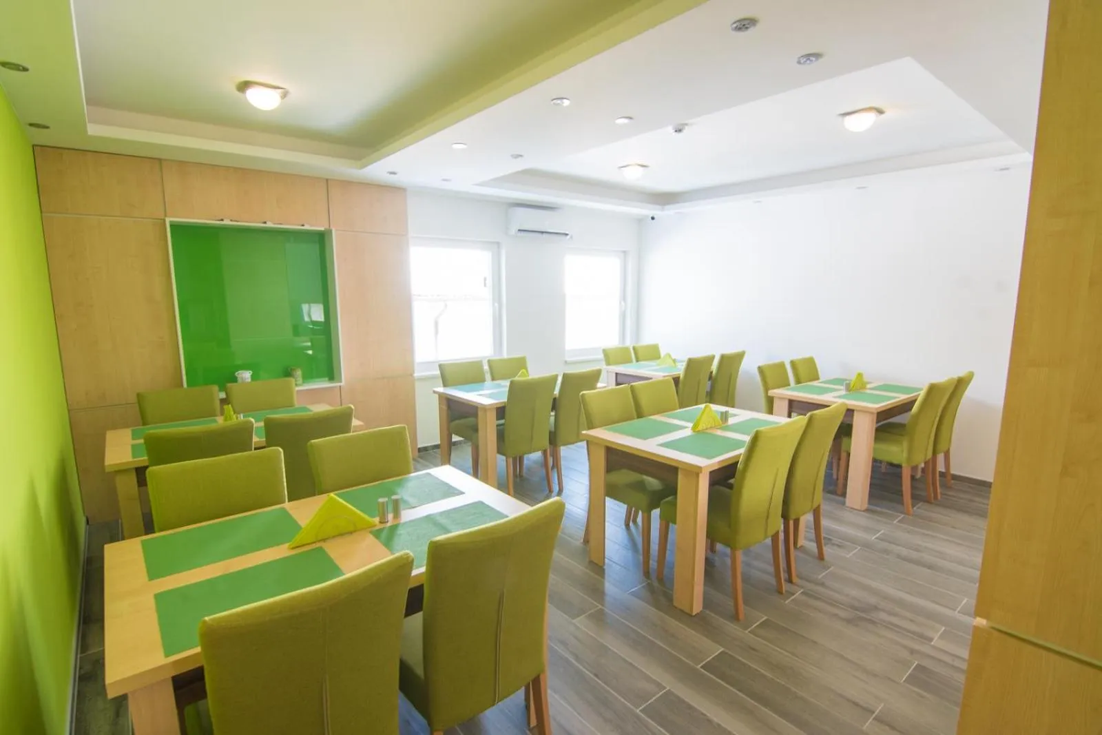 Restaurant/places to eat in Laurus Motel Airport Tuzla