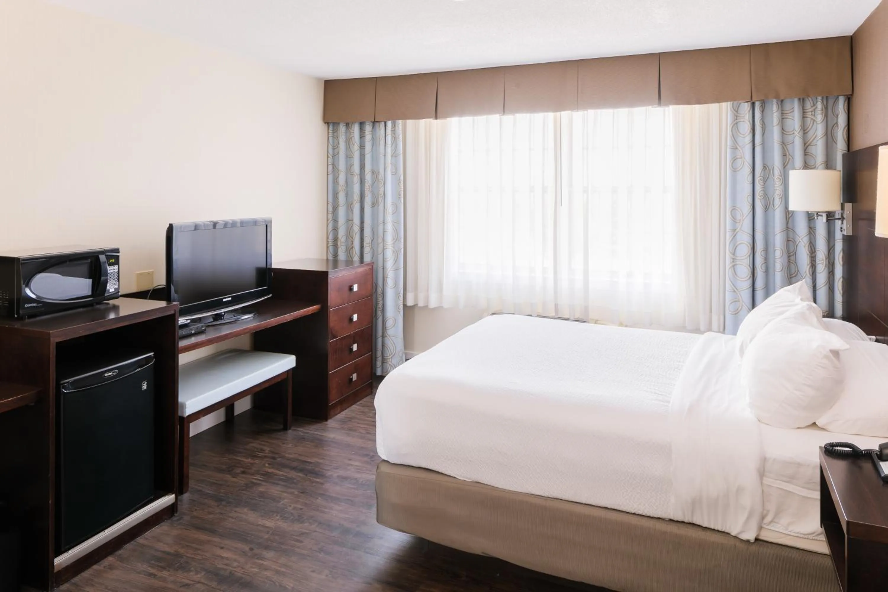 Bedroom, Bed in Rodd Royalty