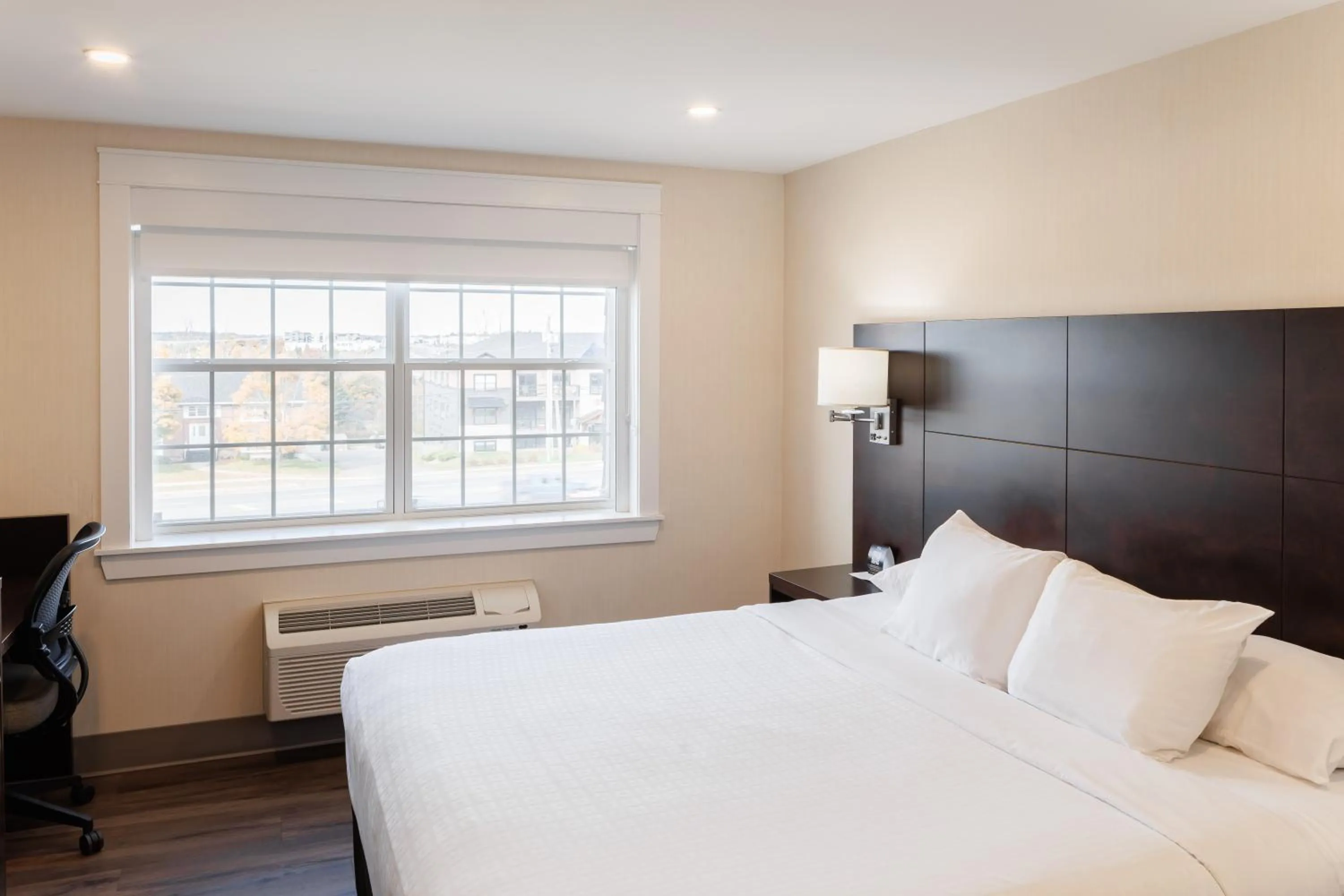 Bedroom, Bed in Rodd Royalty