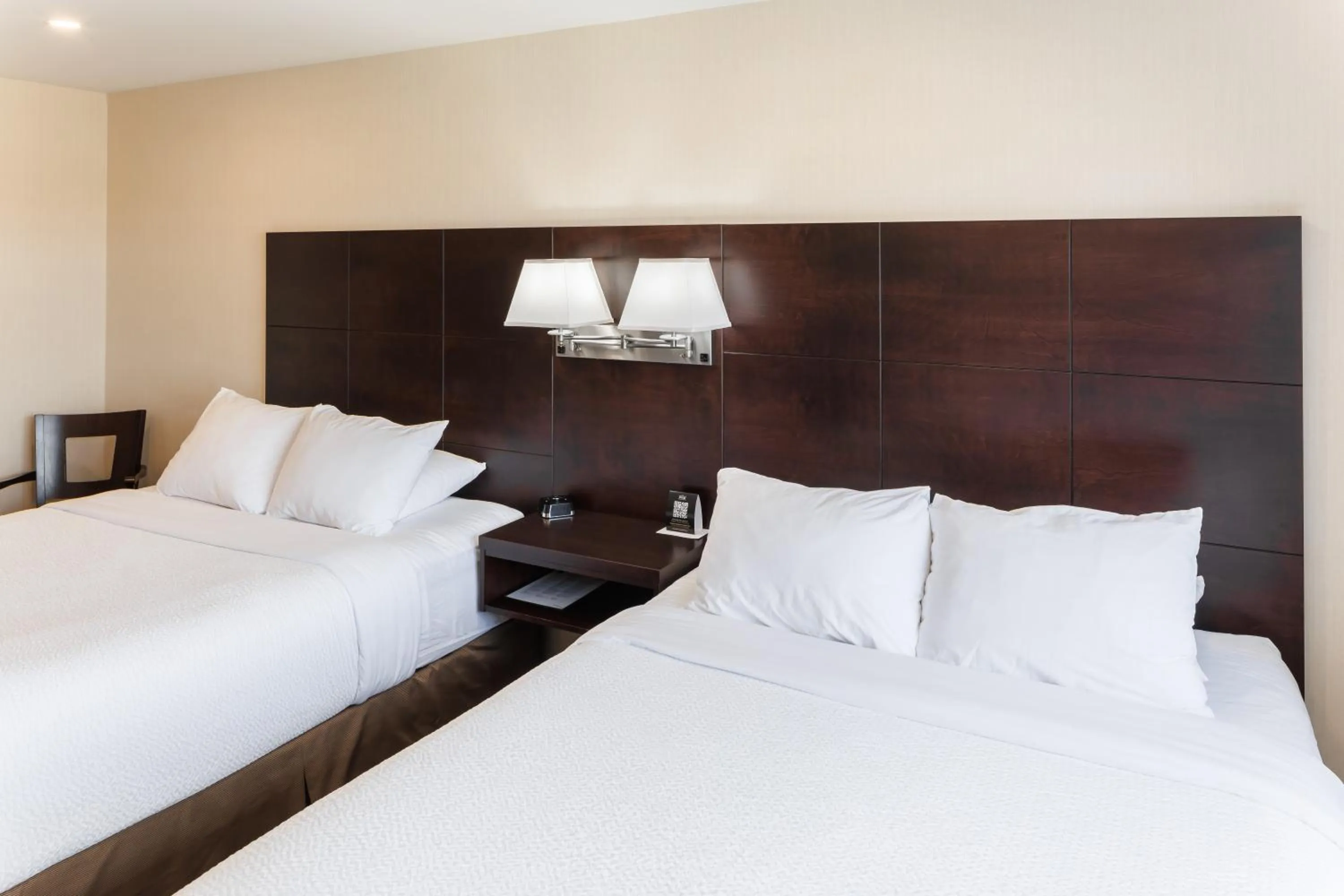 Bedroom, Bed in Rodd Royalty