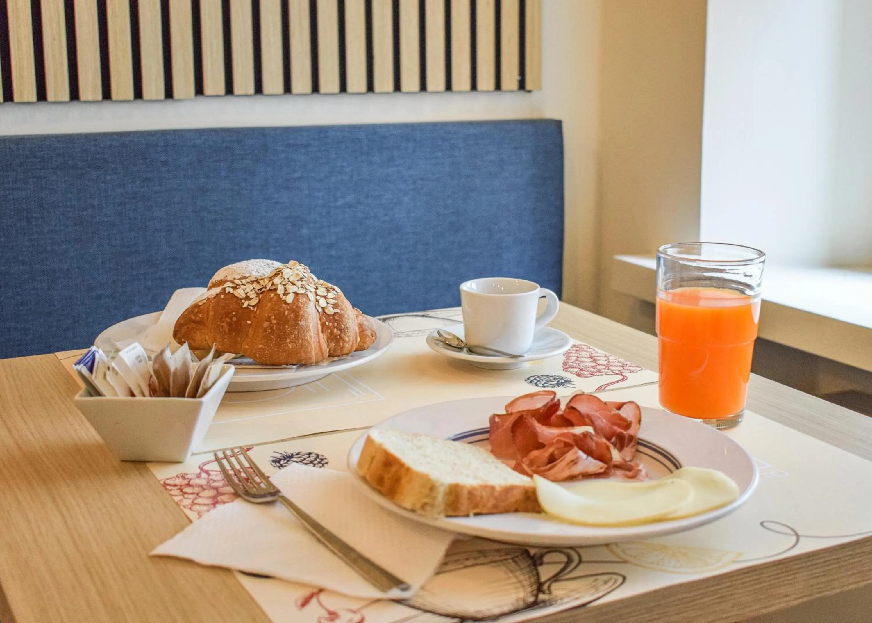 Breakfast in Hotel Broletto - Centro Storico