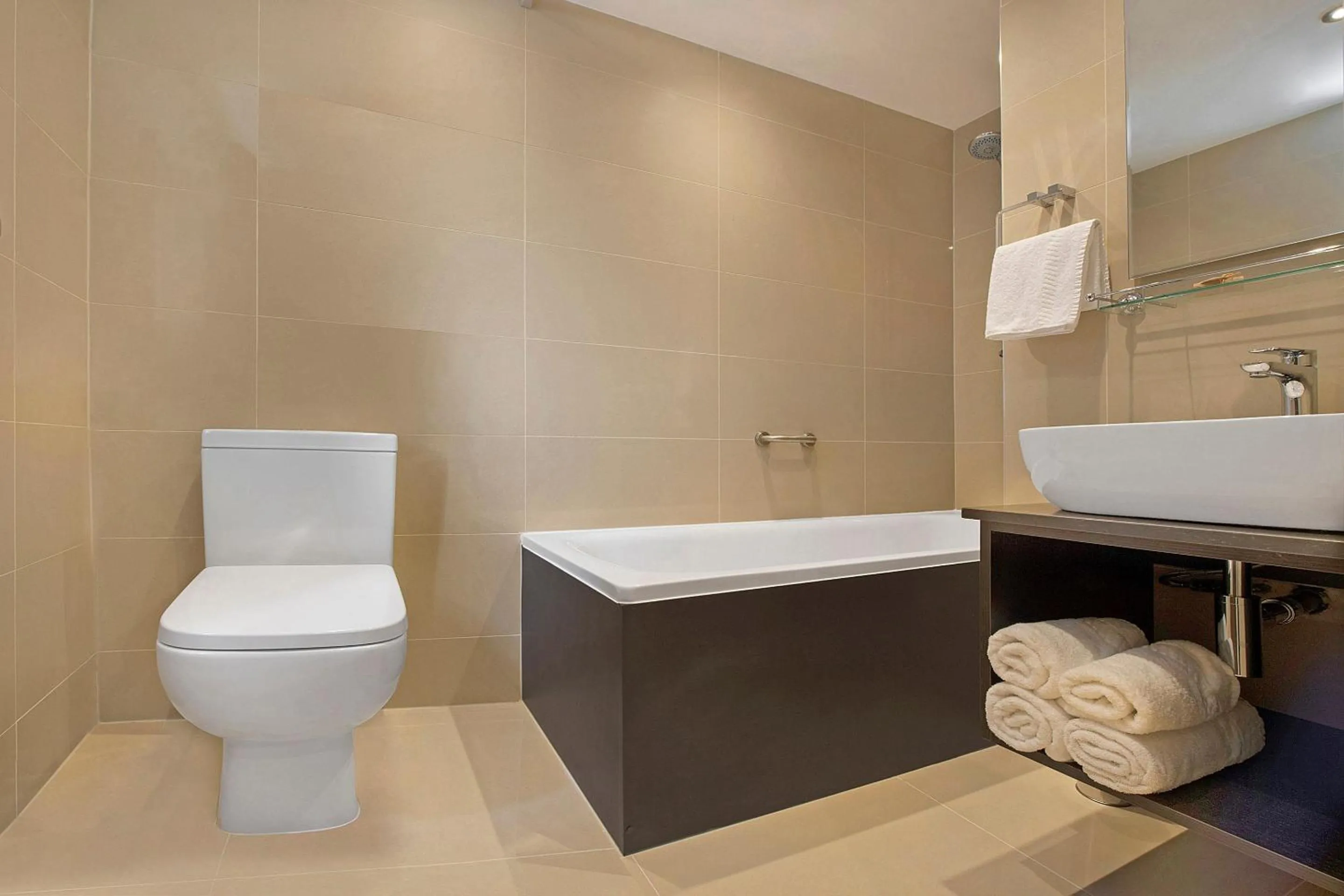 Bathroom in OYO Townhouse 30 Sussex Hotel, London Paddington