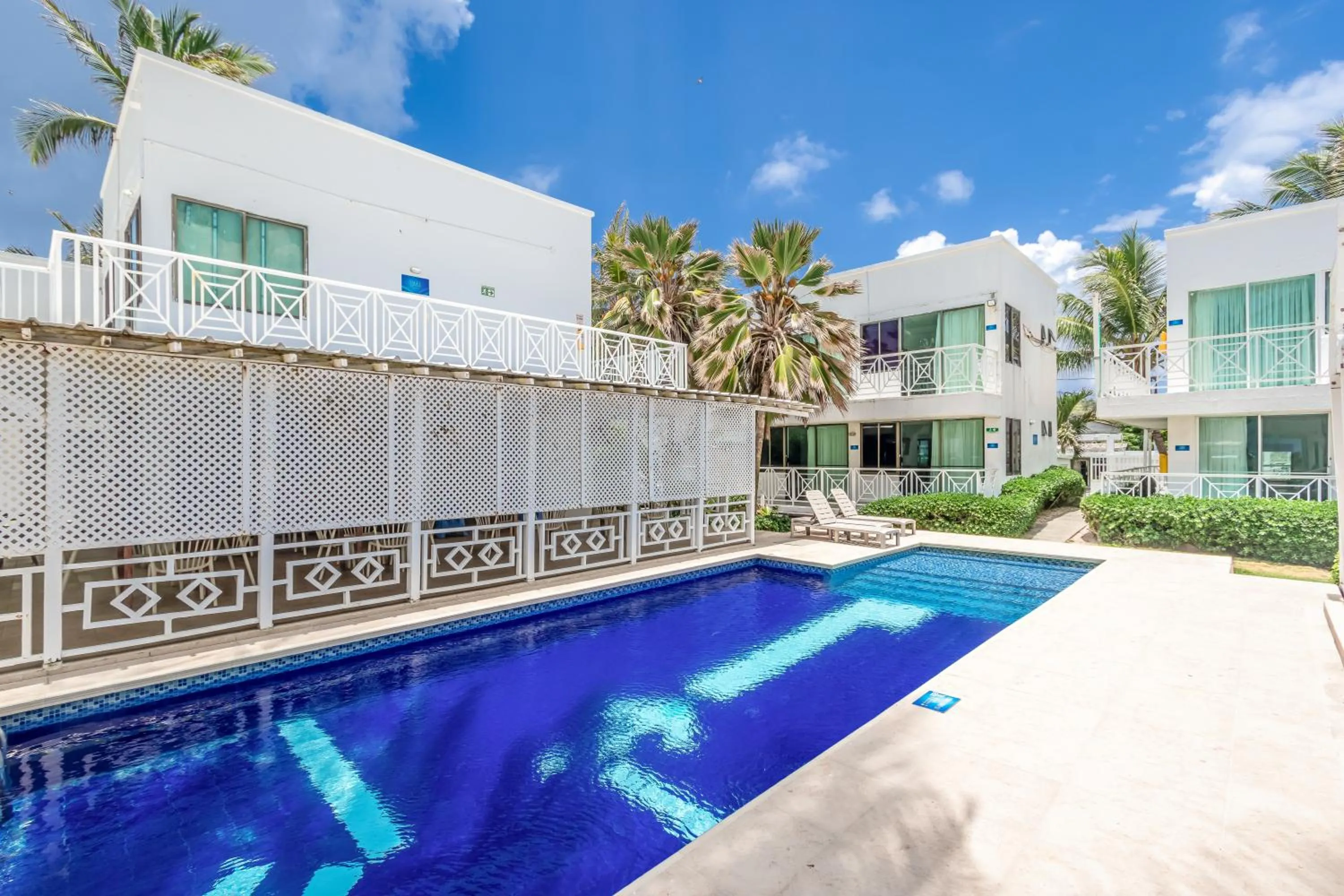 Swimming pool in Hotel San Luis Beach House By OxoHotel