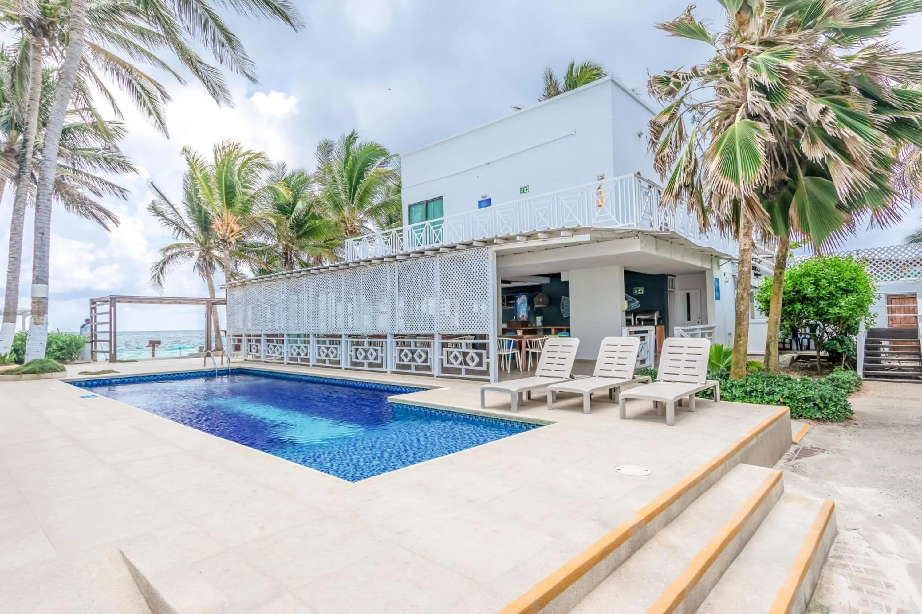 Swimming pool in Hotel San Luis Beach House By OxoHotel