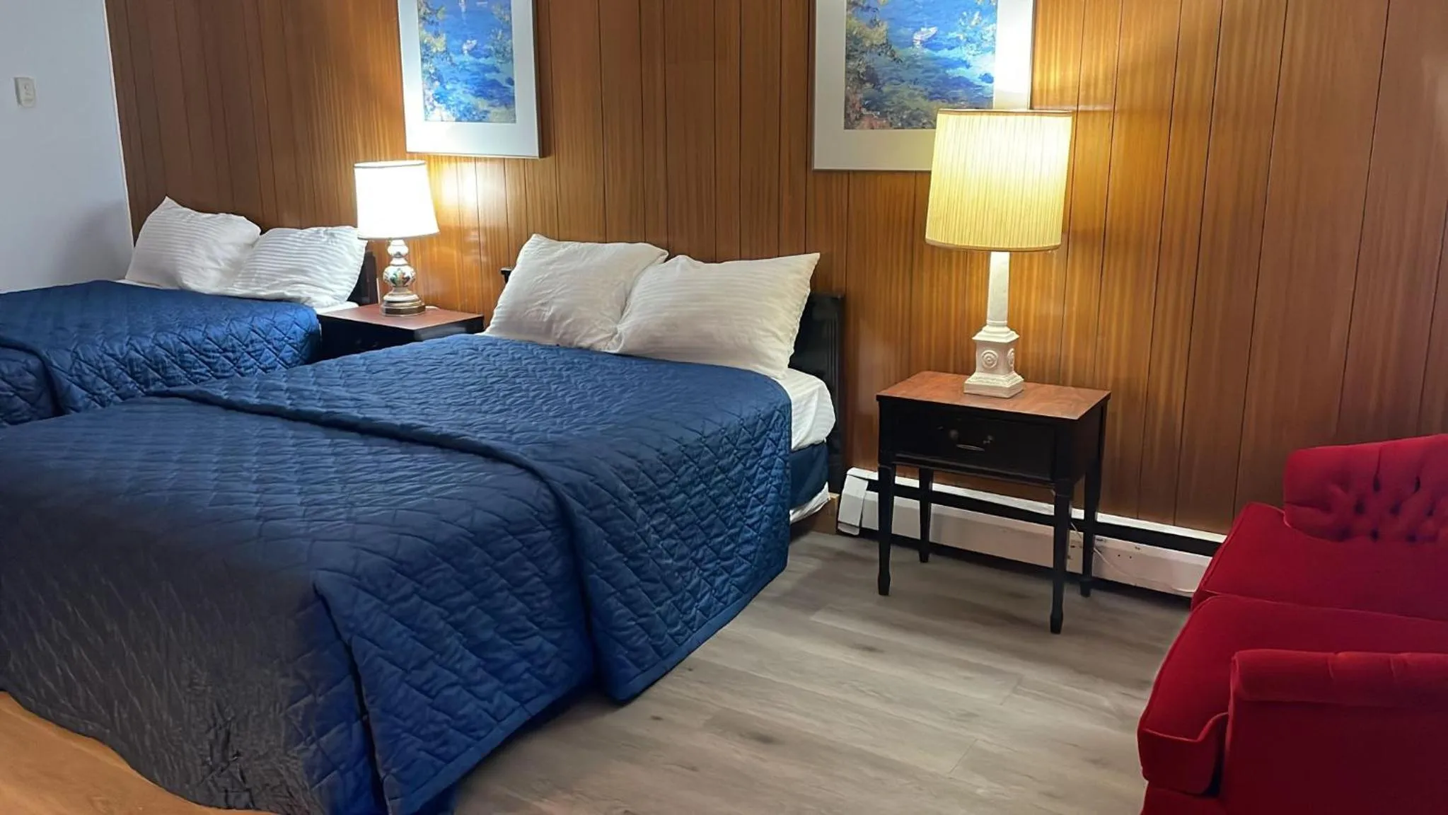 Photo of the whole room, Bed in Bel-Air Motel