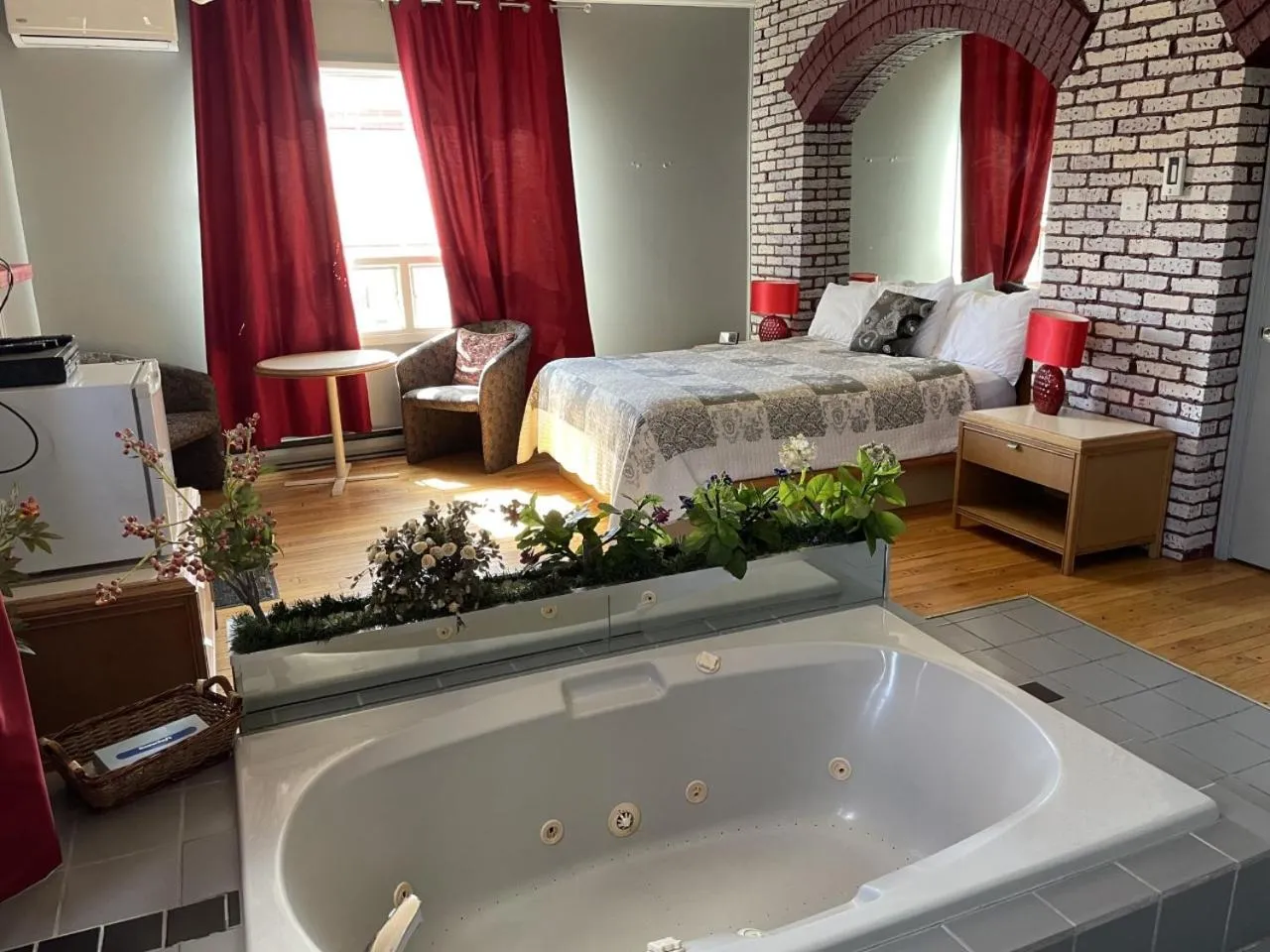 Hot Tub, Bed in Hotel Motel Le Regent