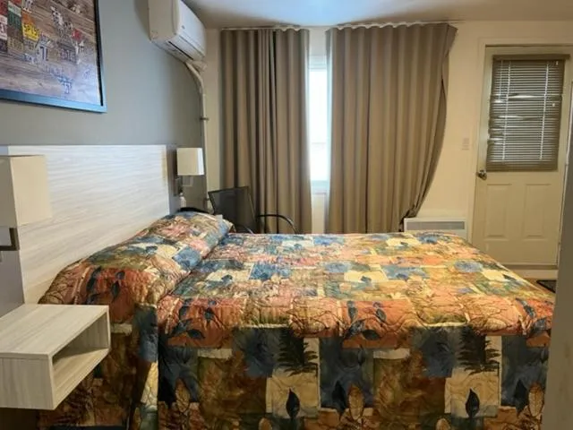 Bed in Hotel Motel Le Regent