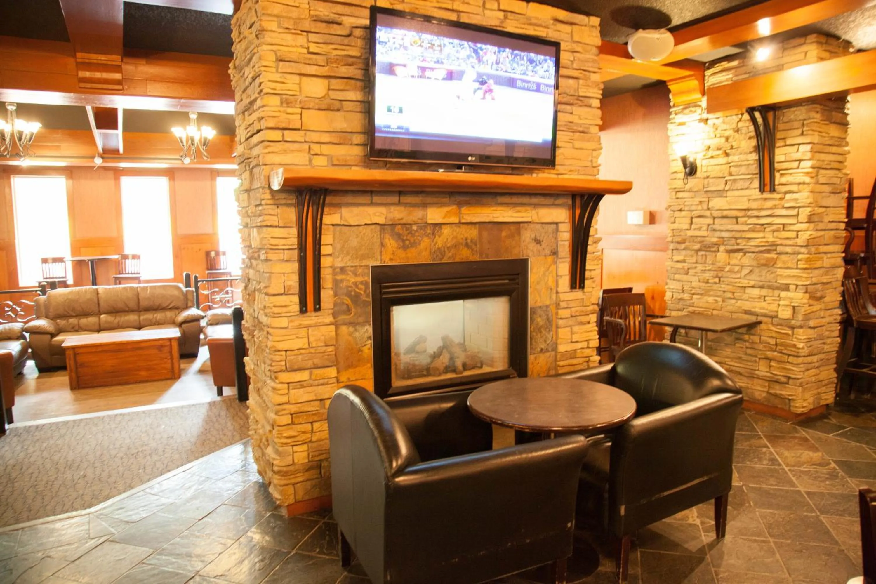 Communal lounge/ TV room in Twin Pine Inn & Suites