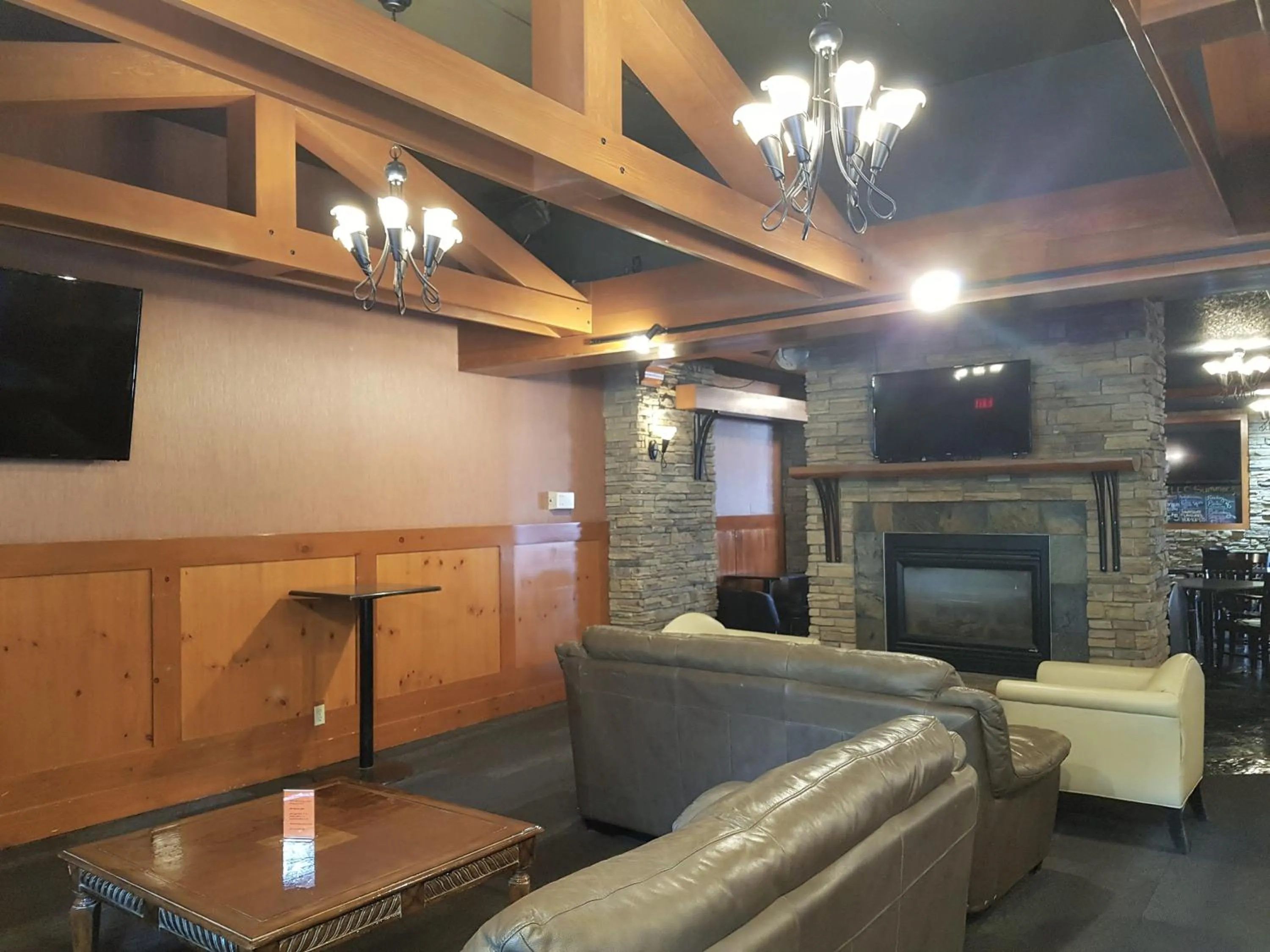 Communal lounge/ TV room in Twin Pine Inn & Suites
