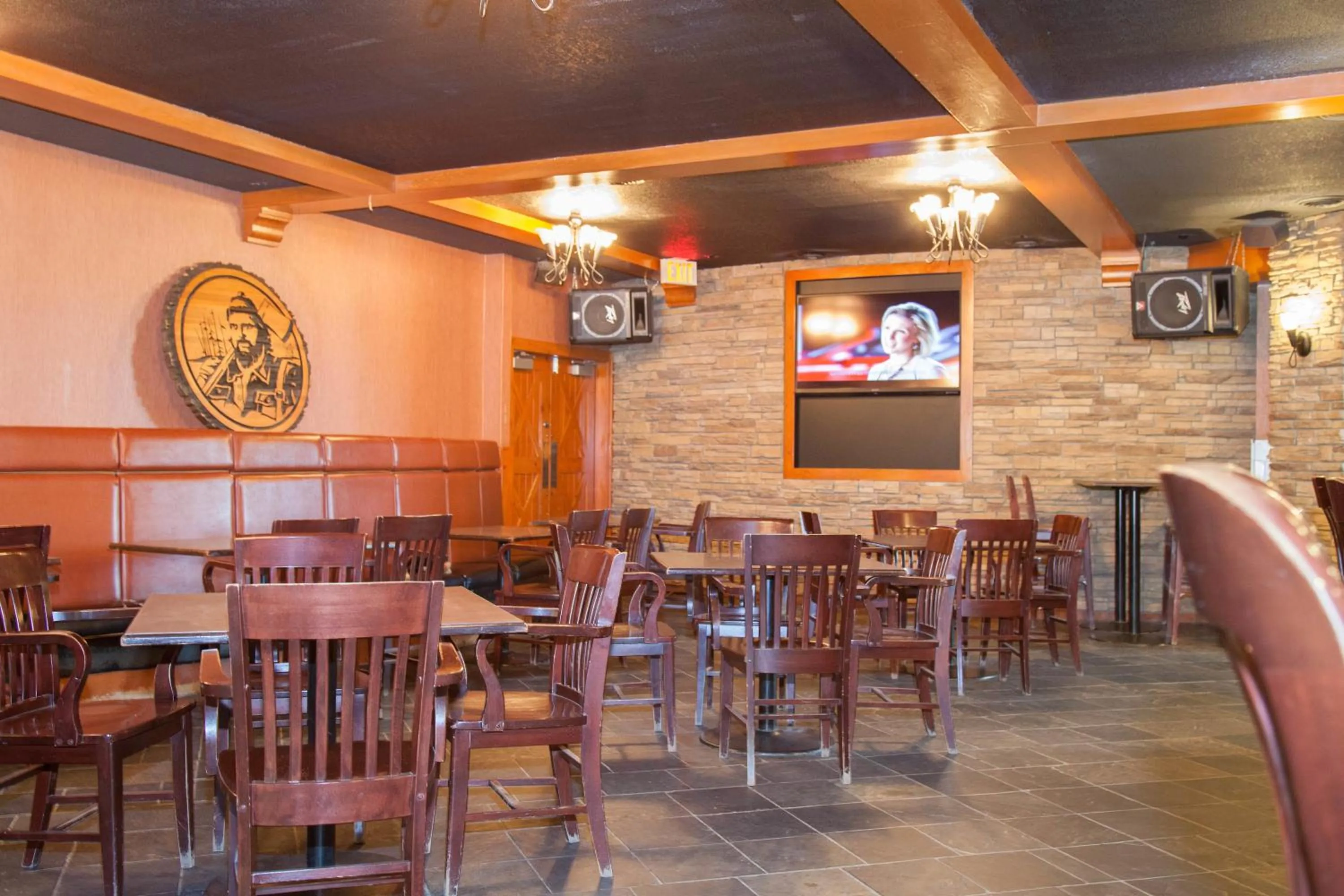 Lounge or bar in Twin Pine Inn & Suites