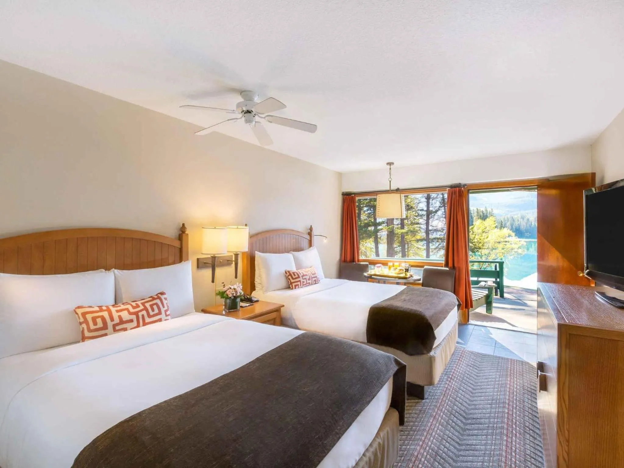 Bedroom, Bed in Fairmont Jasper Park Lodge