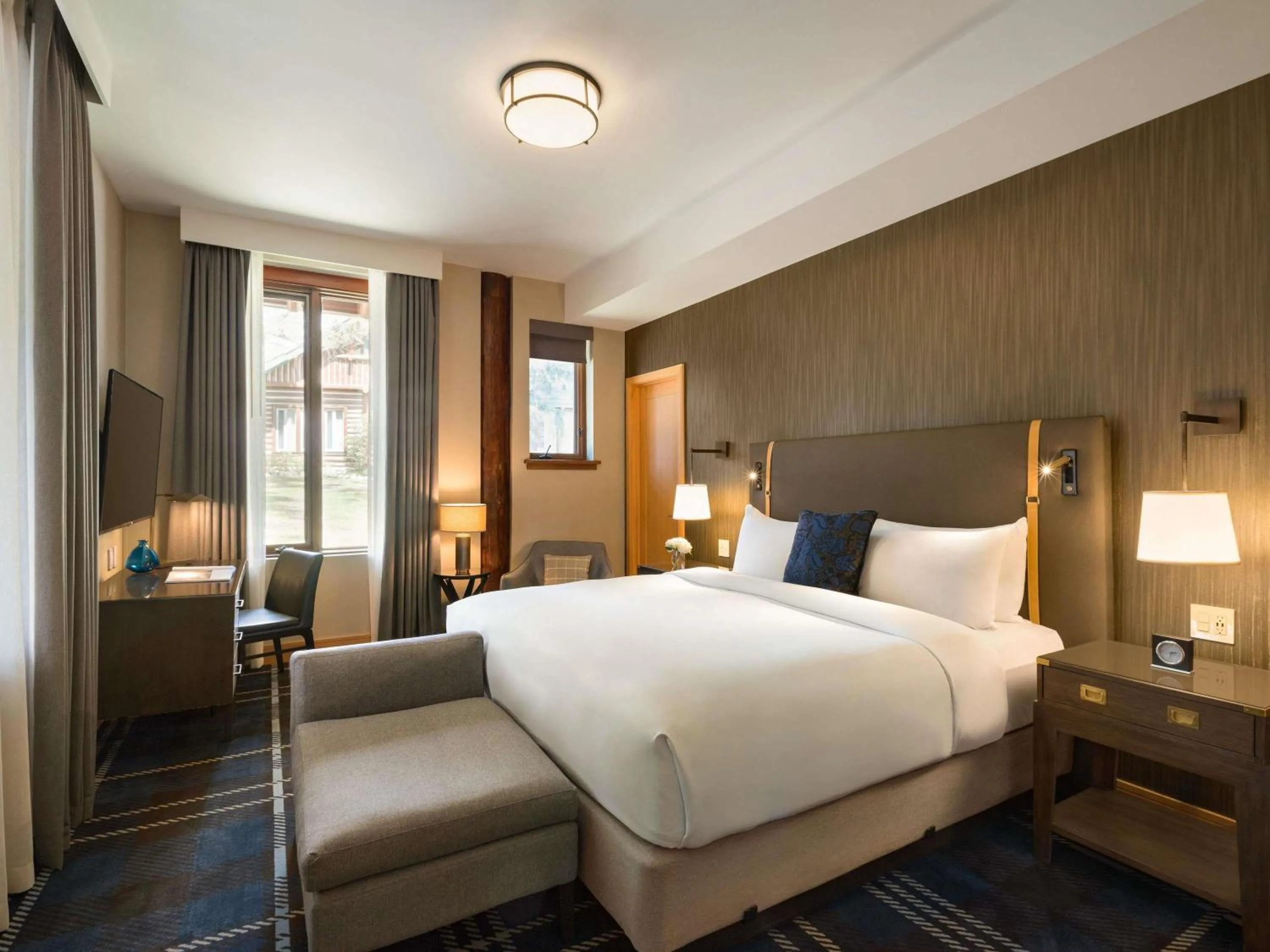 Bedroom, Bed in Fairmont Jasper Park Lodge