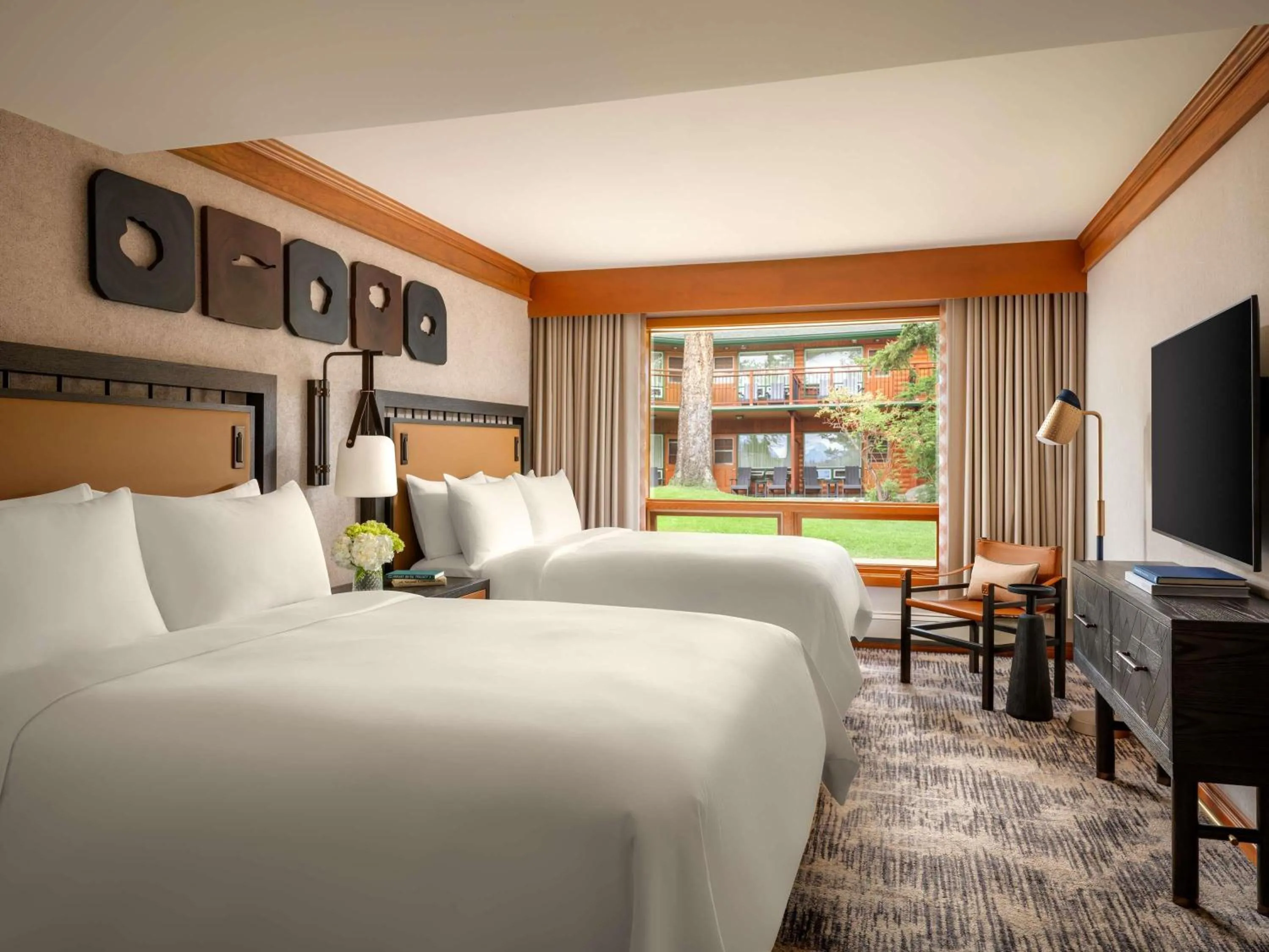 Bedroom, Bed in Fairmont Jasper Park Lodge