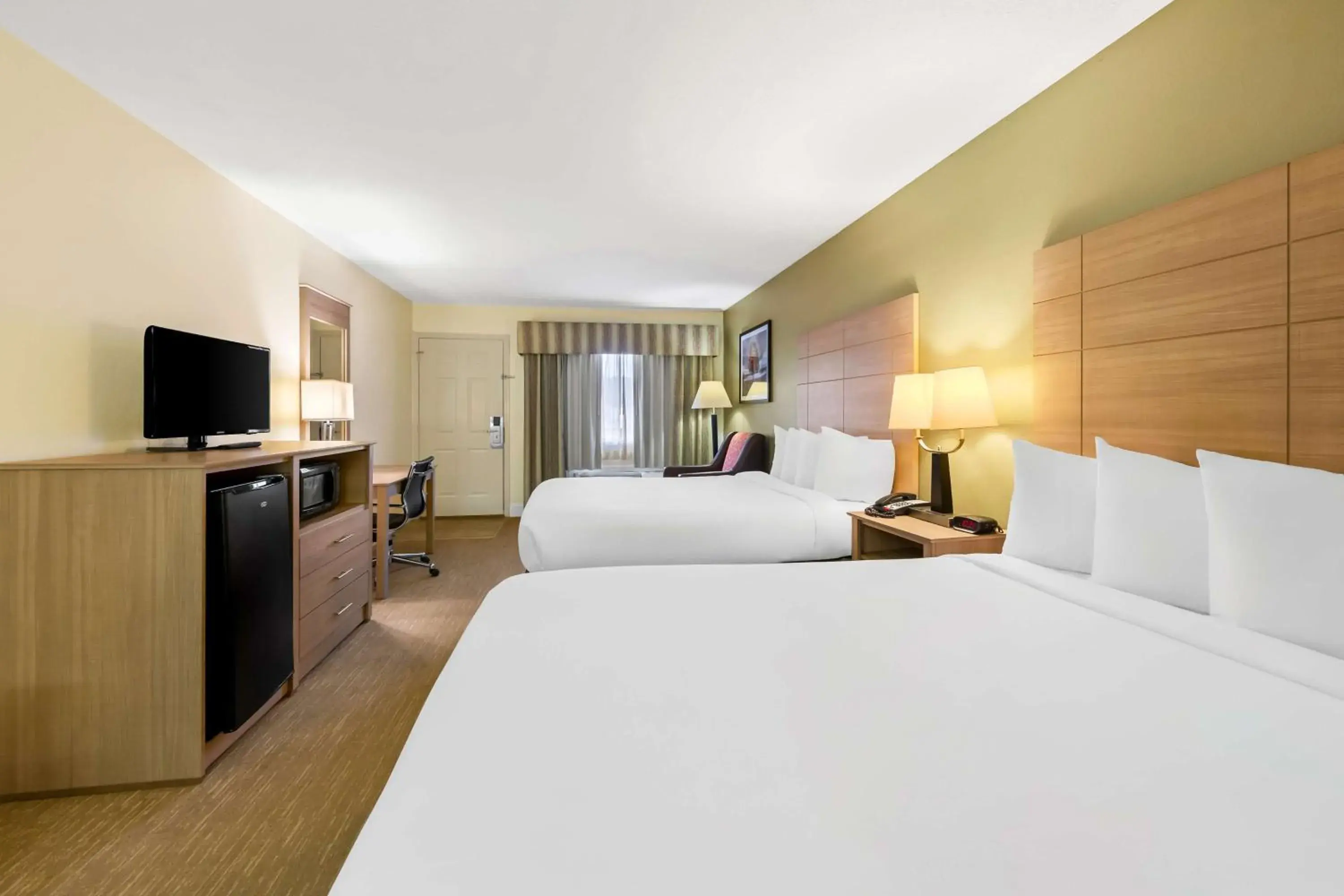 Queen Room with Two Queen Beds - Smoking in Best Western Dayton Queen Room with Two Queen Beds - Smoking in Best Western Dayton