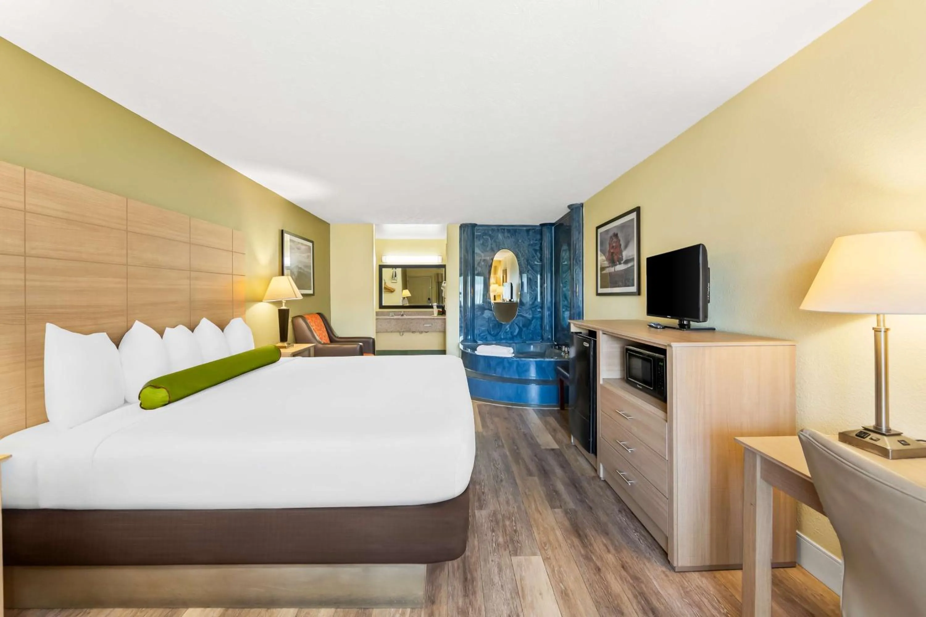 Bedroom, Bed in Best Western Dayton