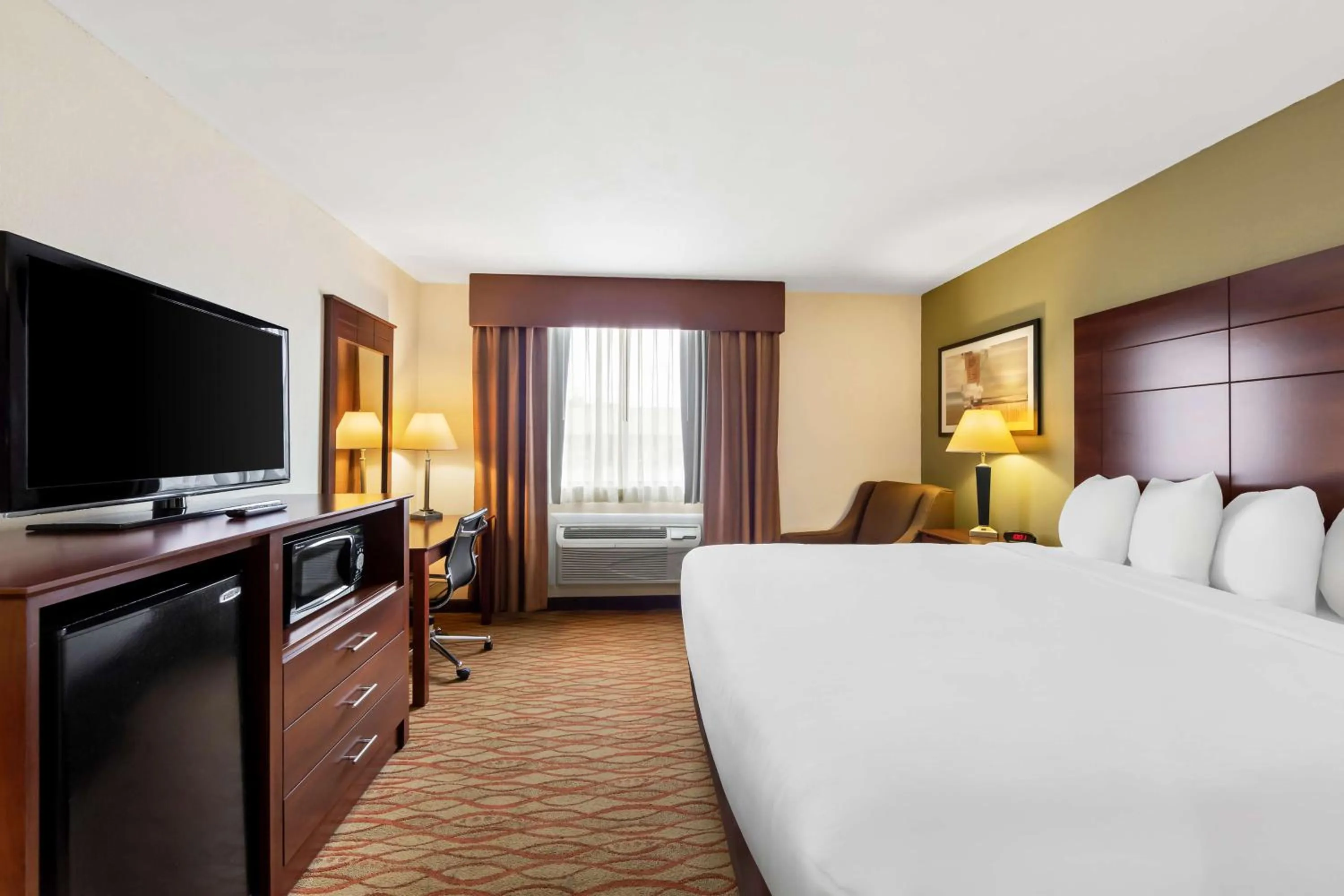 Bedroom, Bed in Best Western Dayton