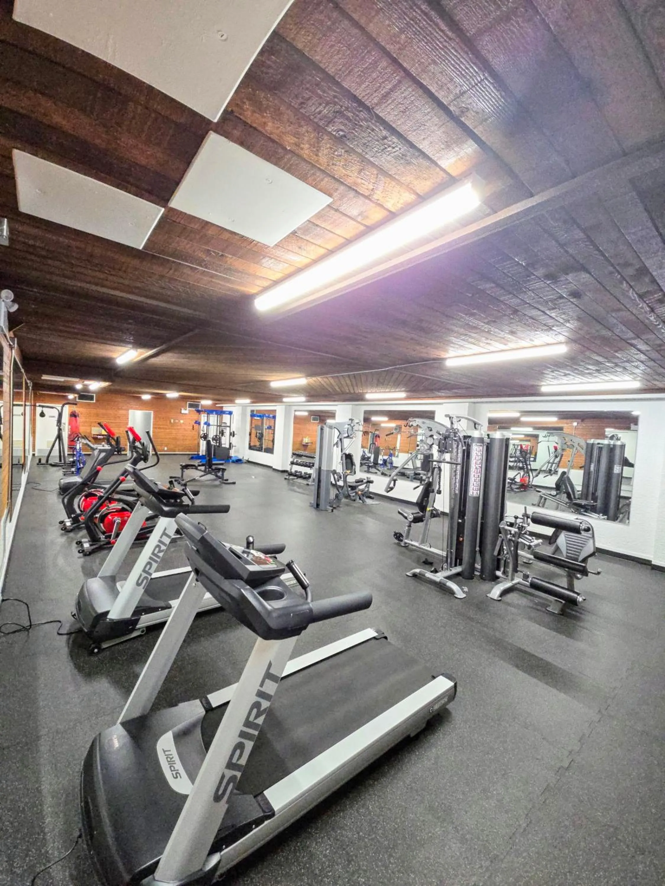 Fitness centre/facilities in Crestwood Hotel