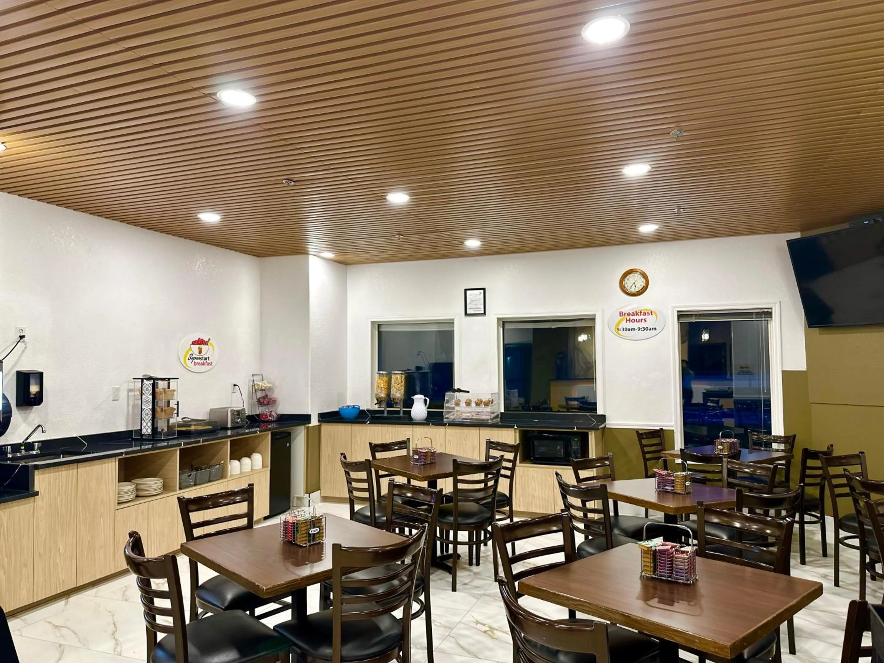 Breakfast in Super 8 by Wyndham Hinton