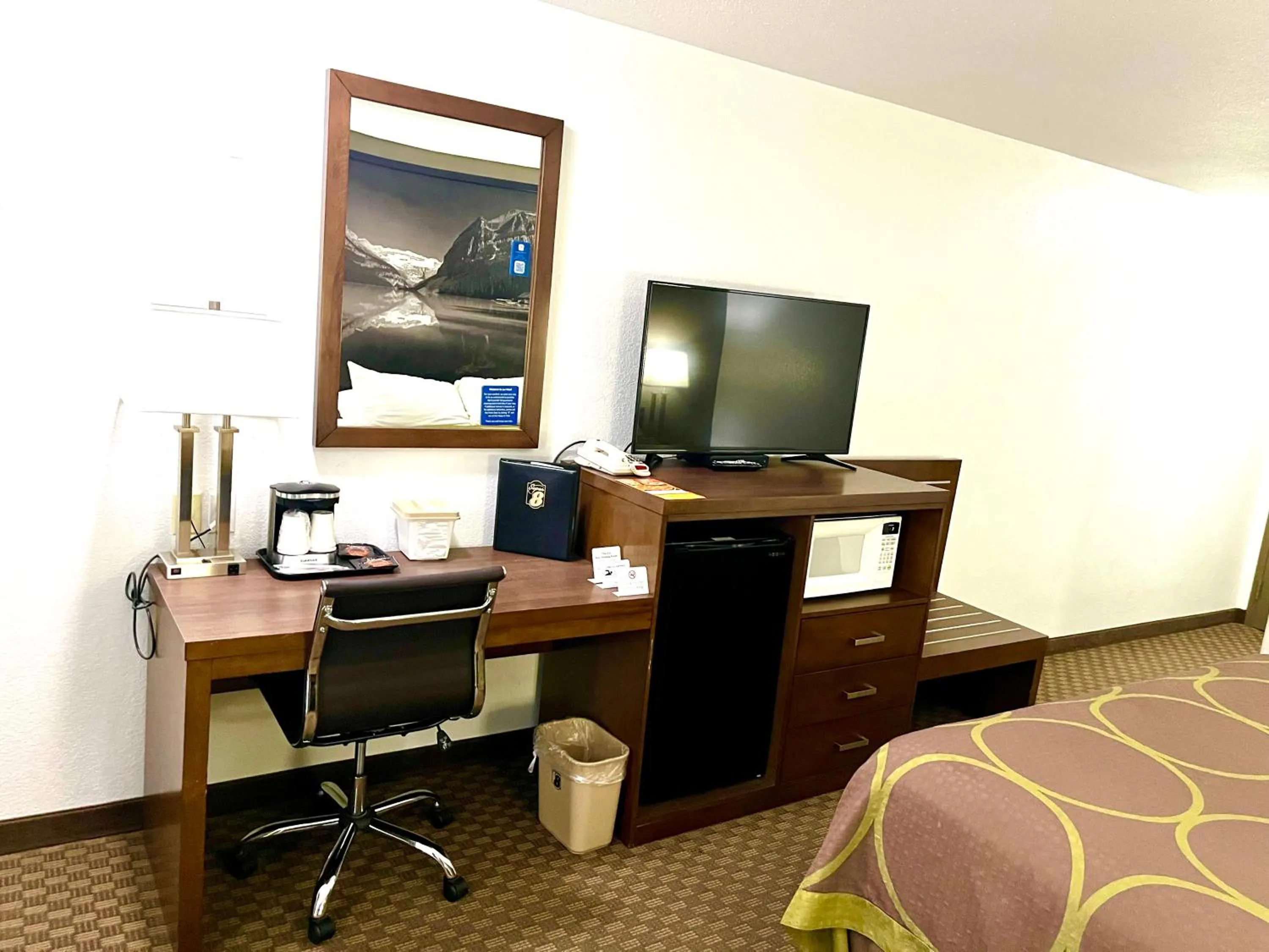 Area and facilities, Bed in Super 8 by Wyndham Hinton