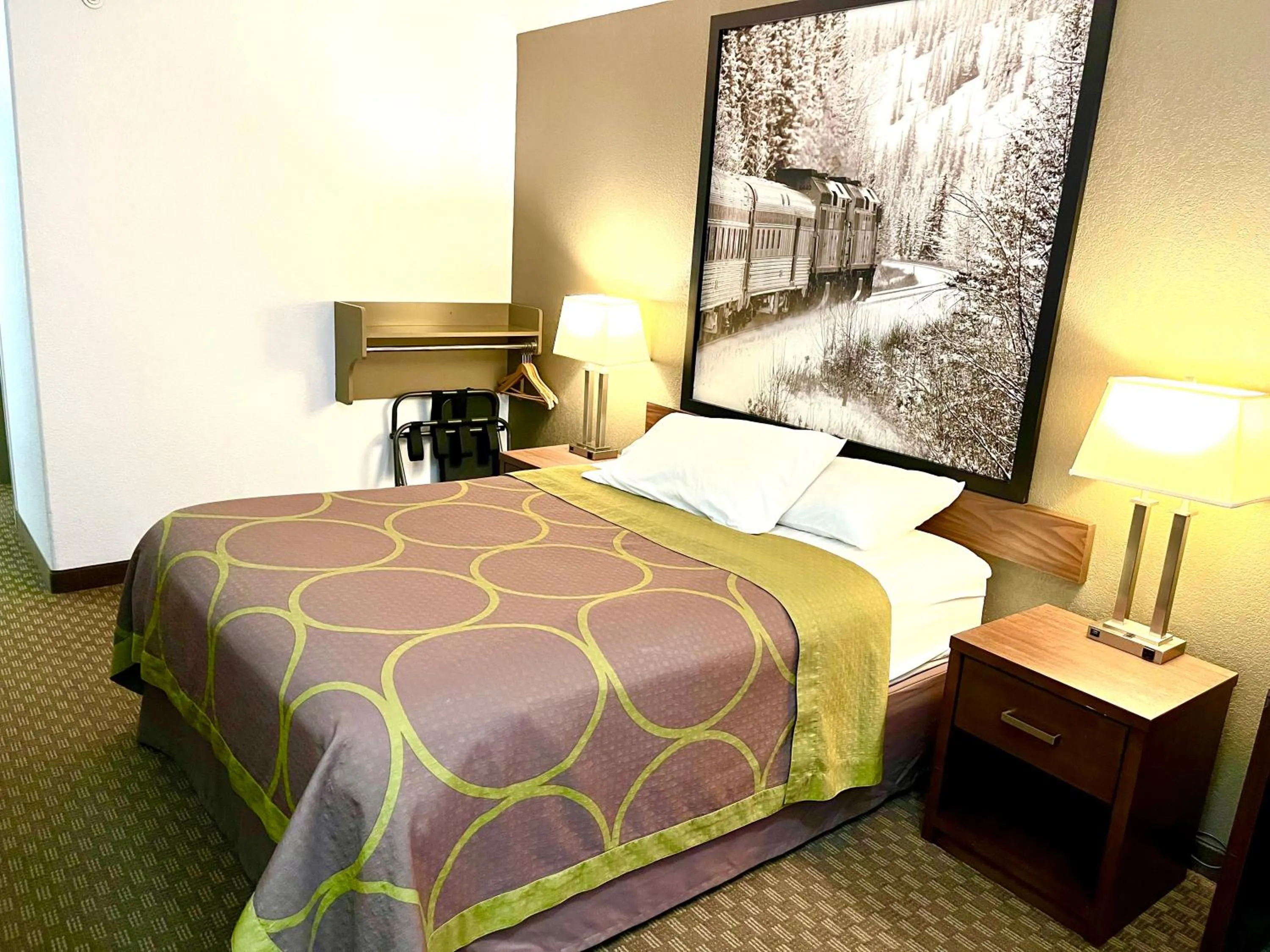 Bedroom, Bed in Super 8 by Wyndham Hinton