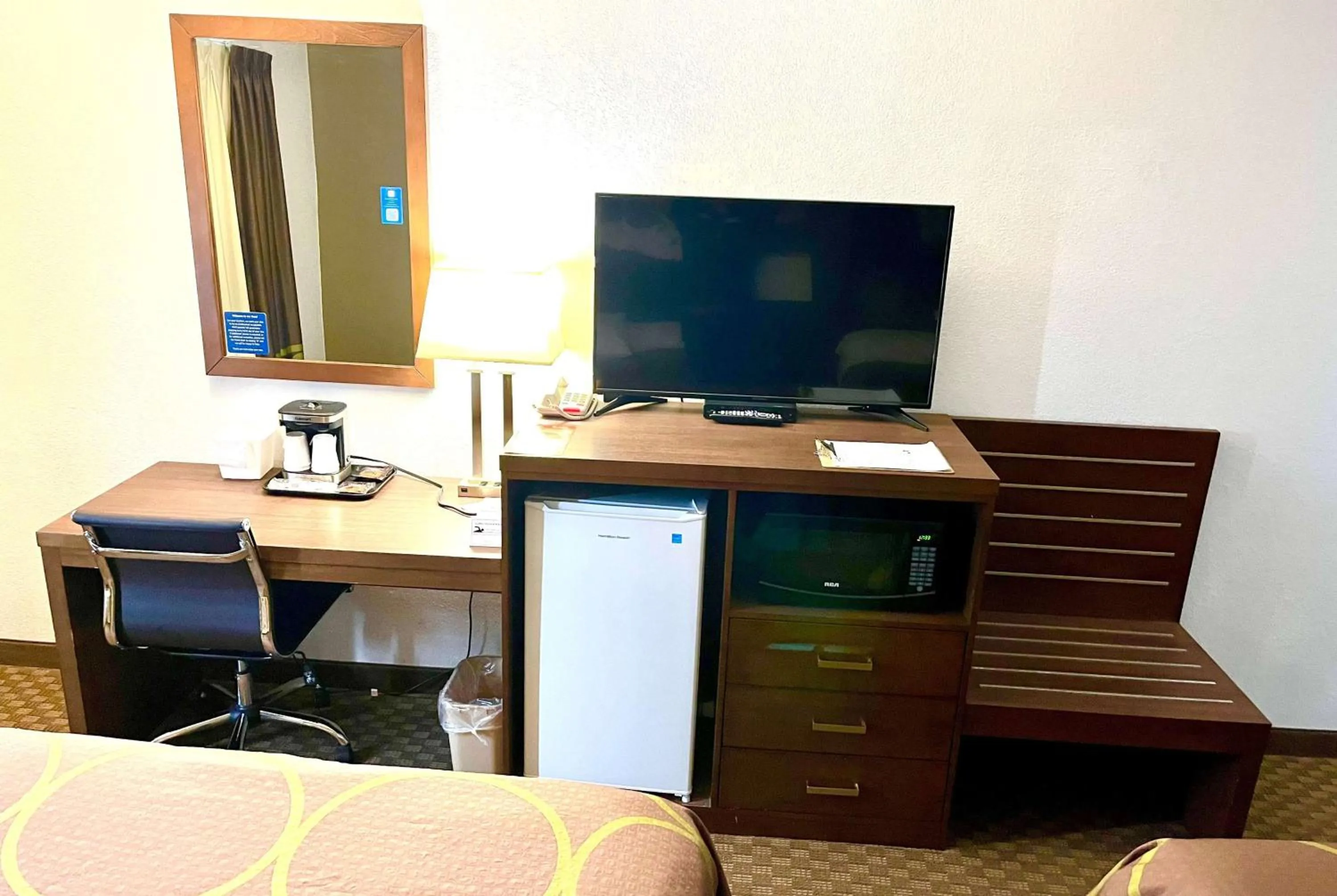 Photo of the whole room in Super 8 by Wyndham Hinton