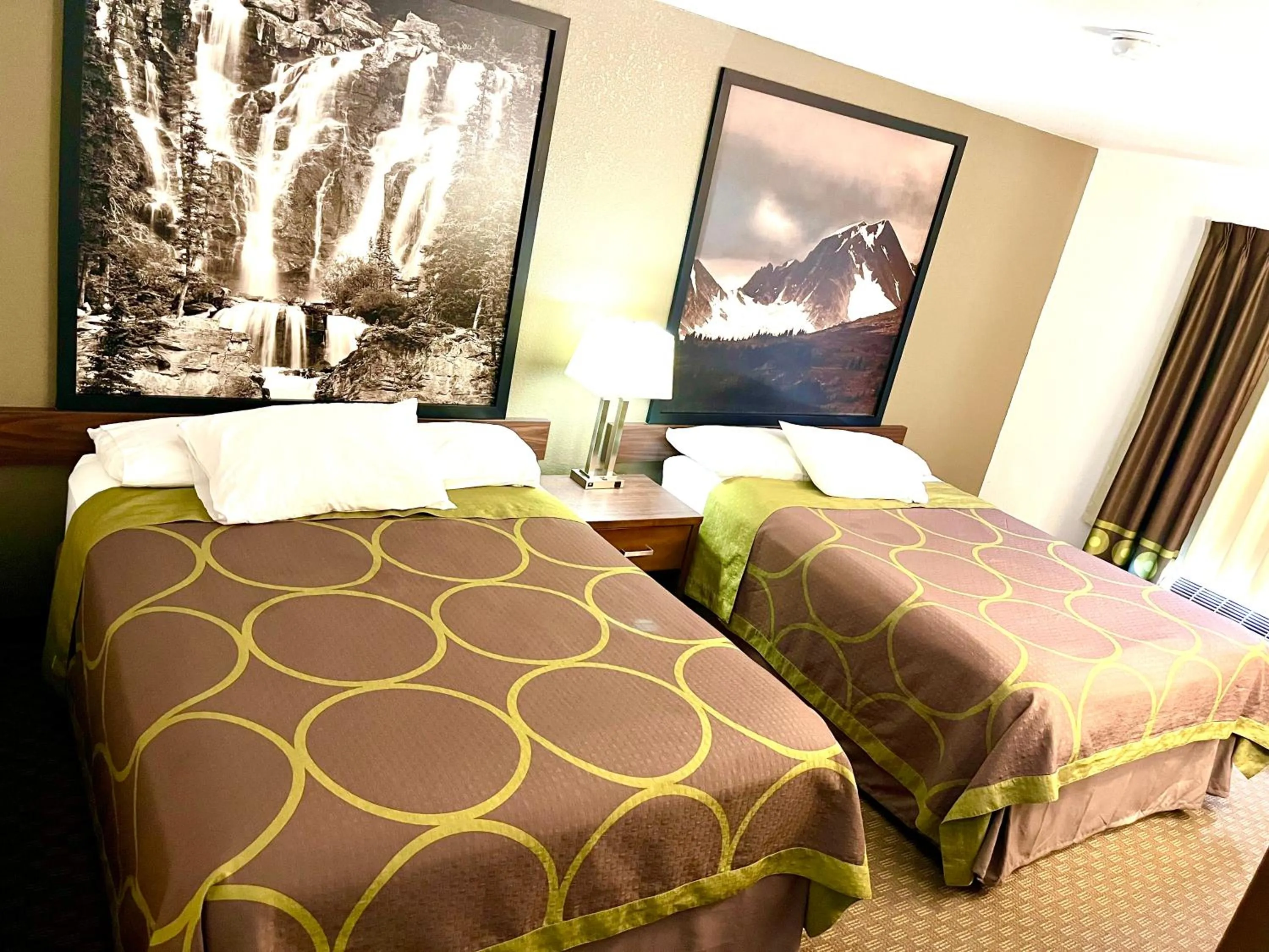 Bed in Super 8 by Wyndham Hinton