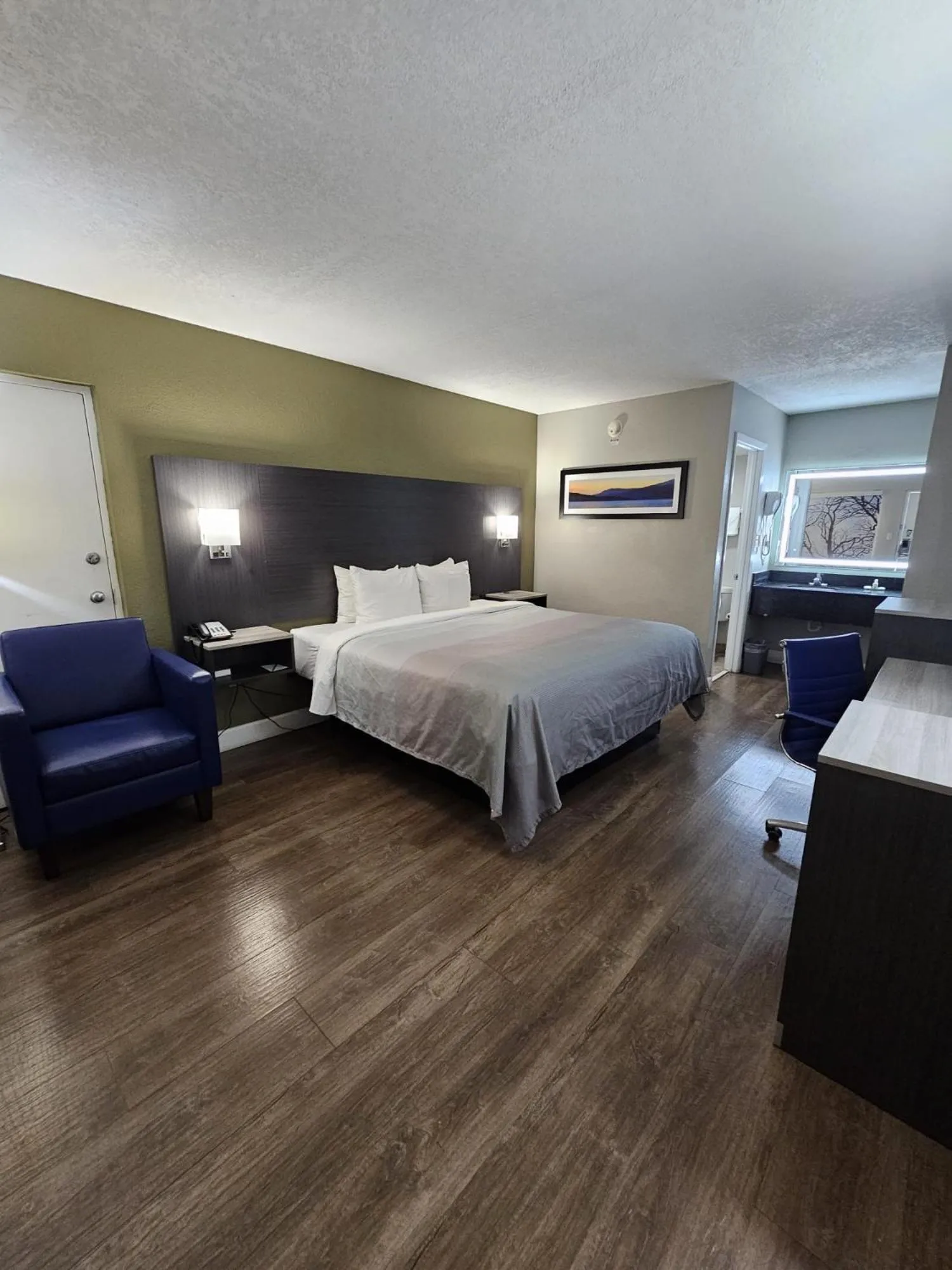 Bed in Quality Inn near Blue Spring