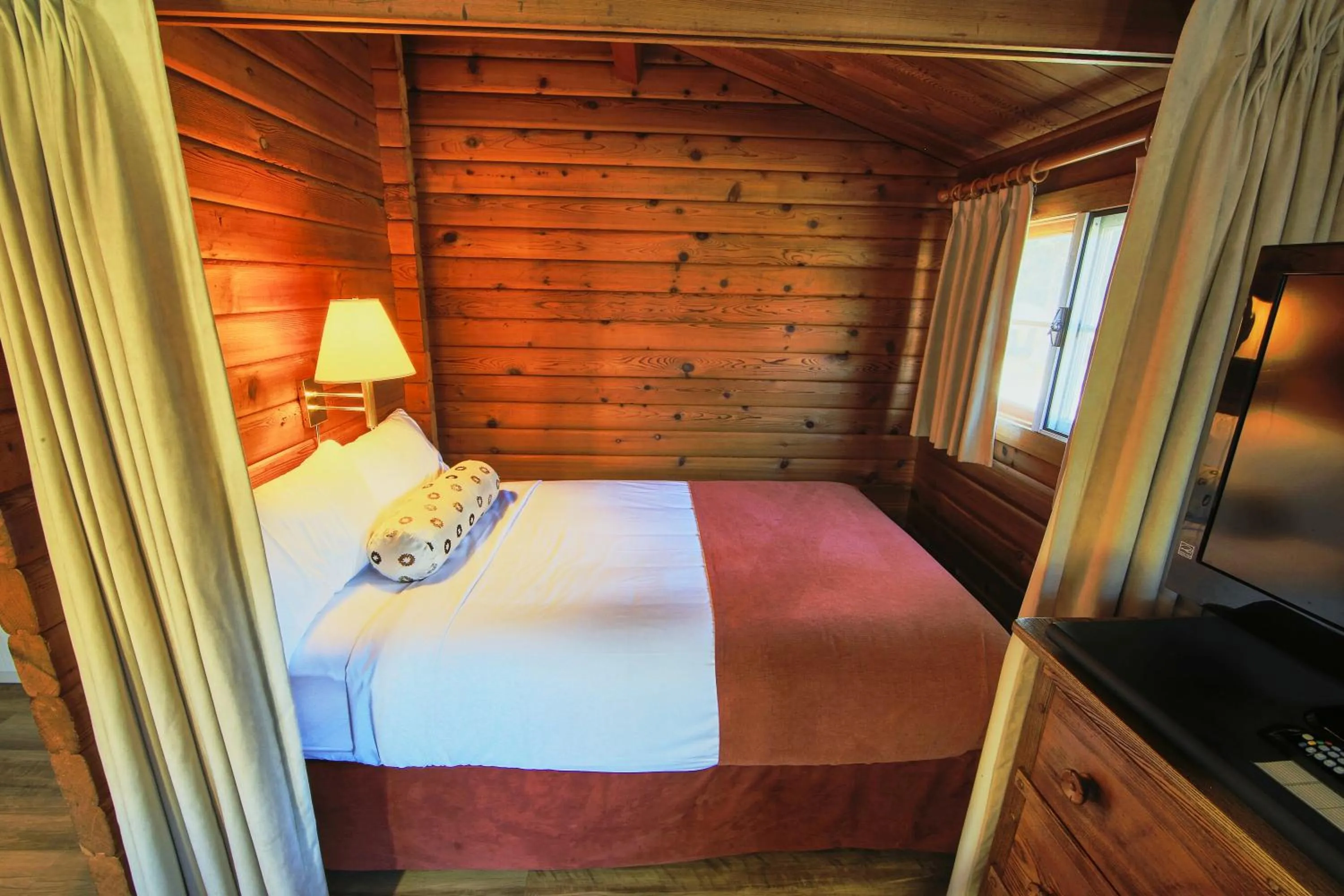 Bed in Jasper House Bungalows