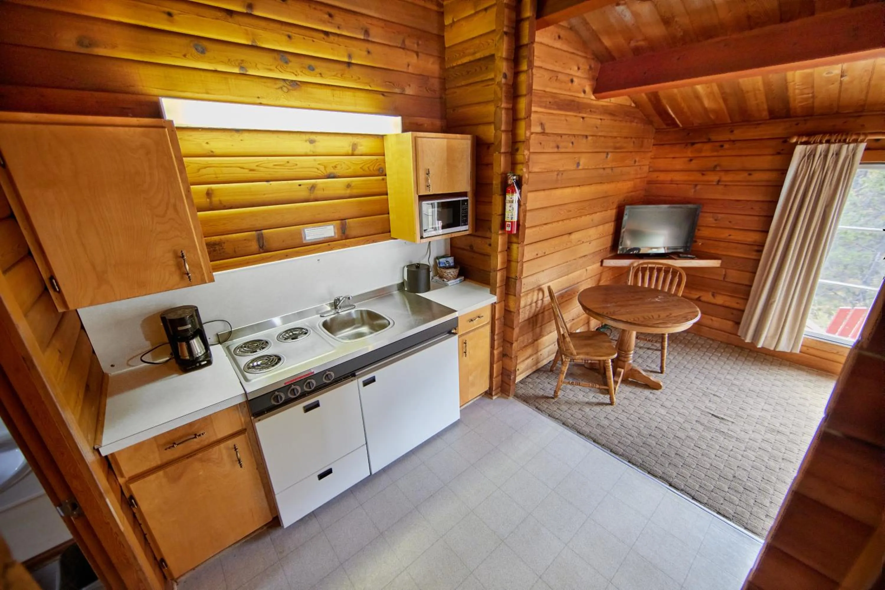 Kitchen or kitchenette in Jasper House Bungalows