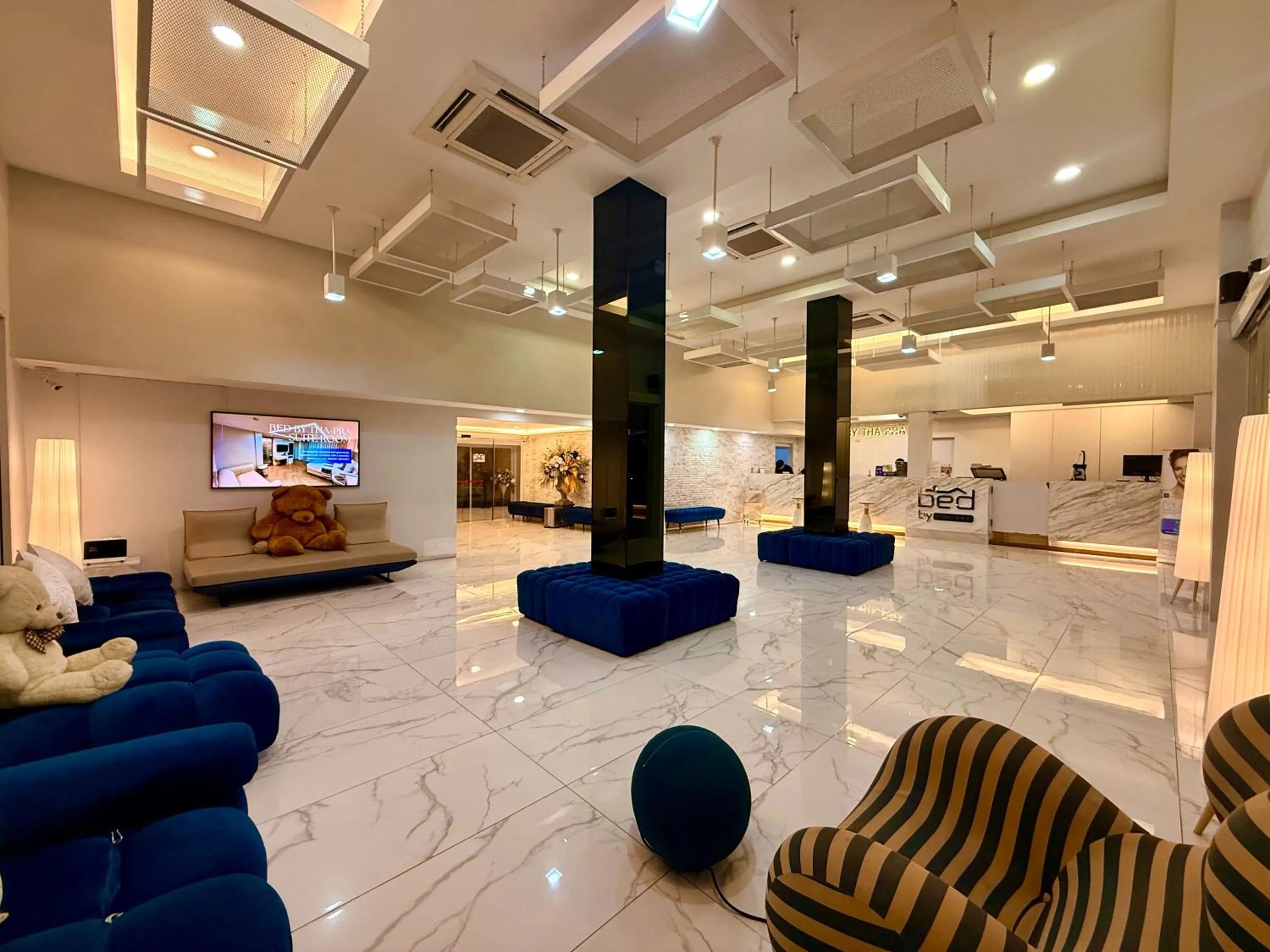 Communal lounge/ TV room in Bed by Tha-Pra SHA Plus