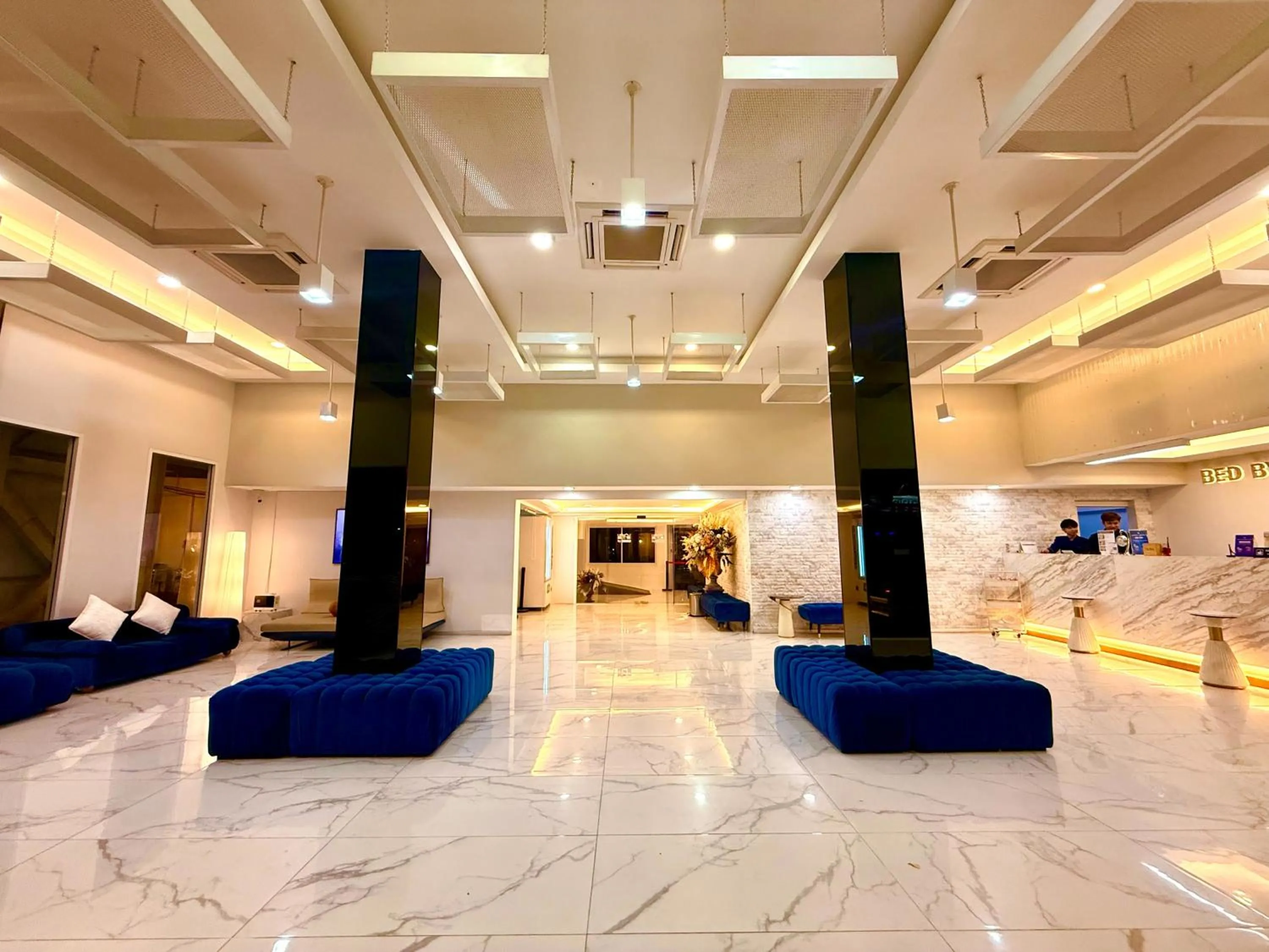 Communal lounge/ TV room in Bed by Tha-Pra SHA Plus