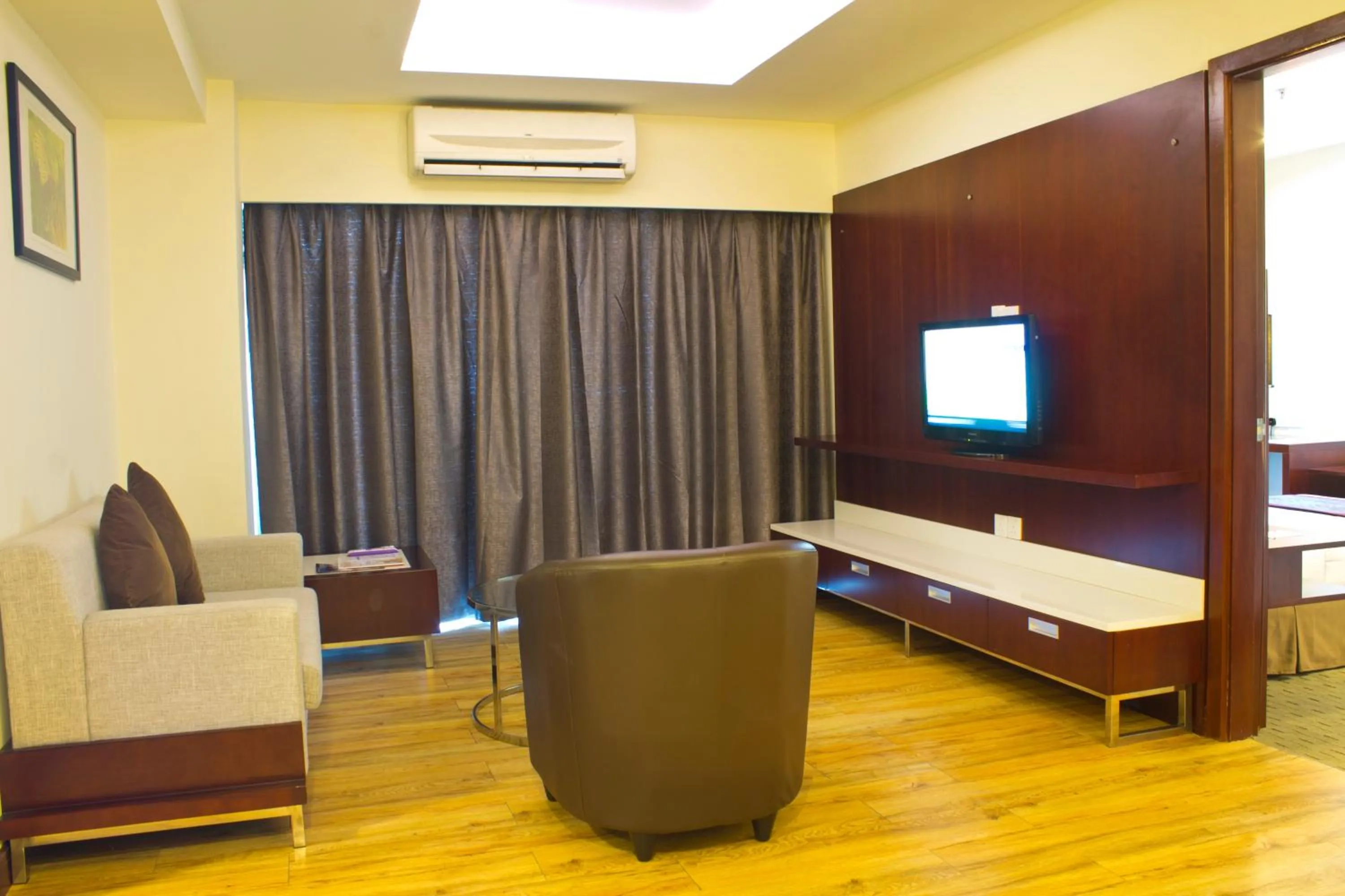 Living room, Bed in Ming Garden Hotel & Residences