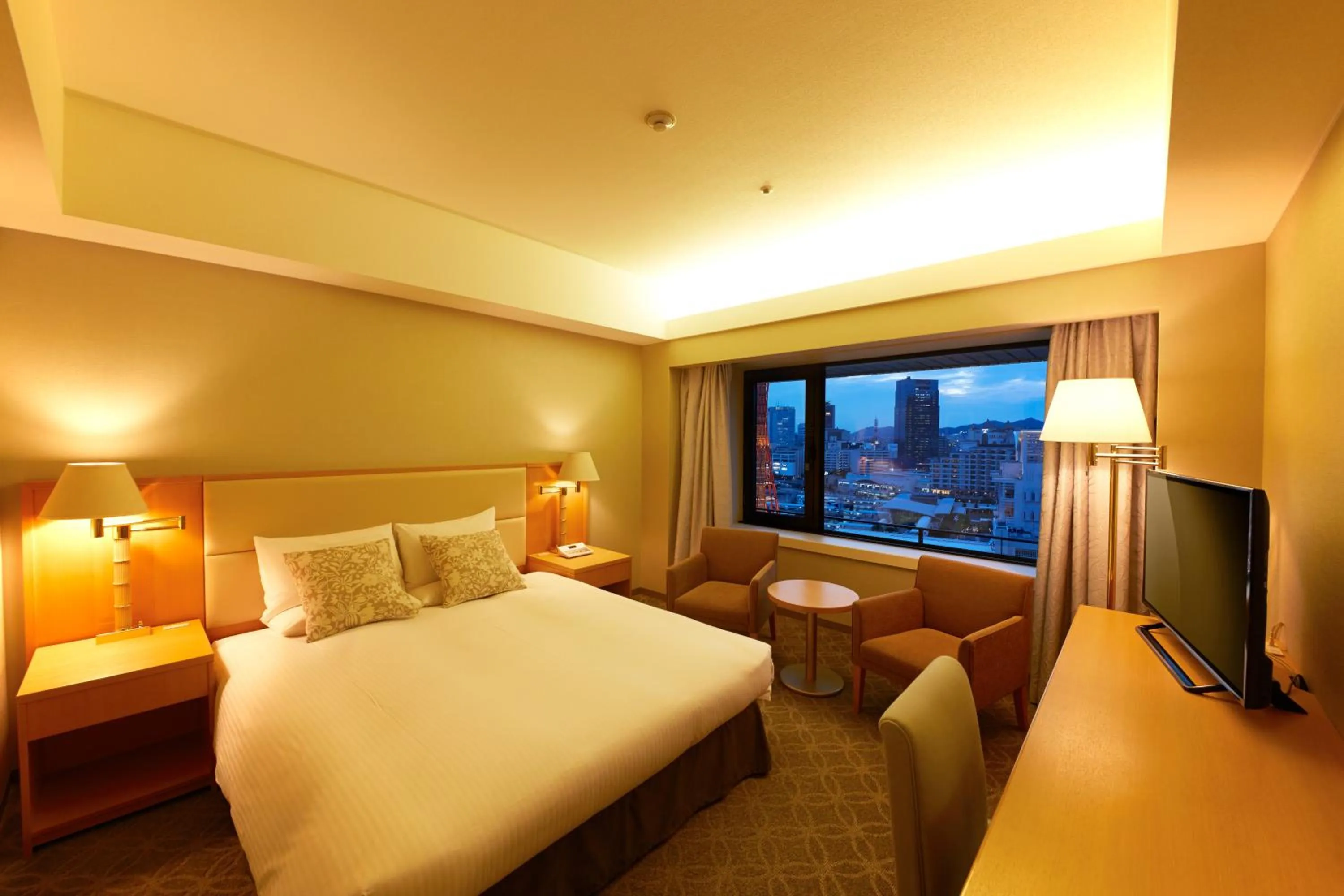 Photo of the whole room, Bed in Hotel Okura Kobe