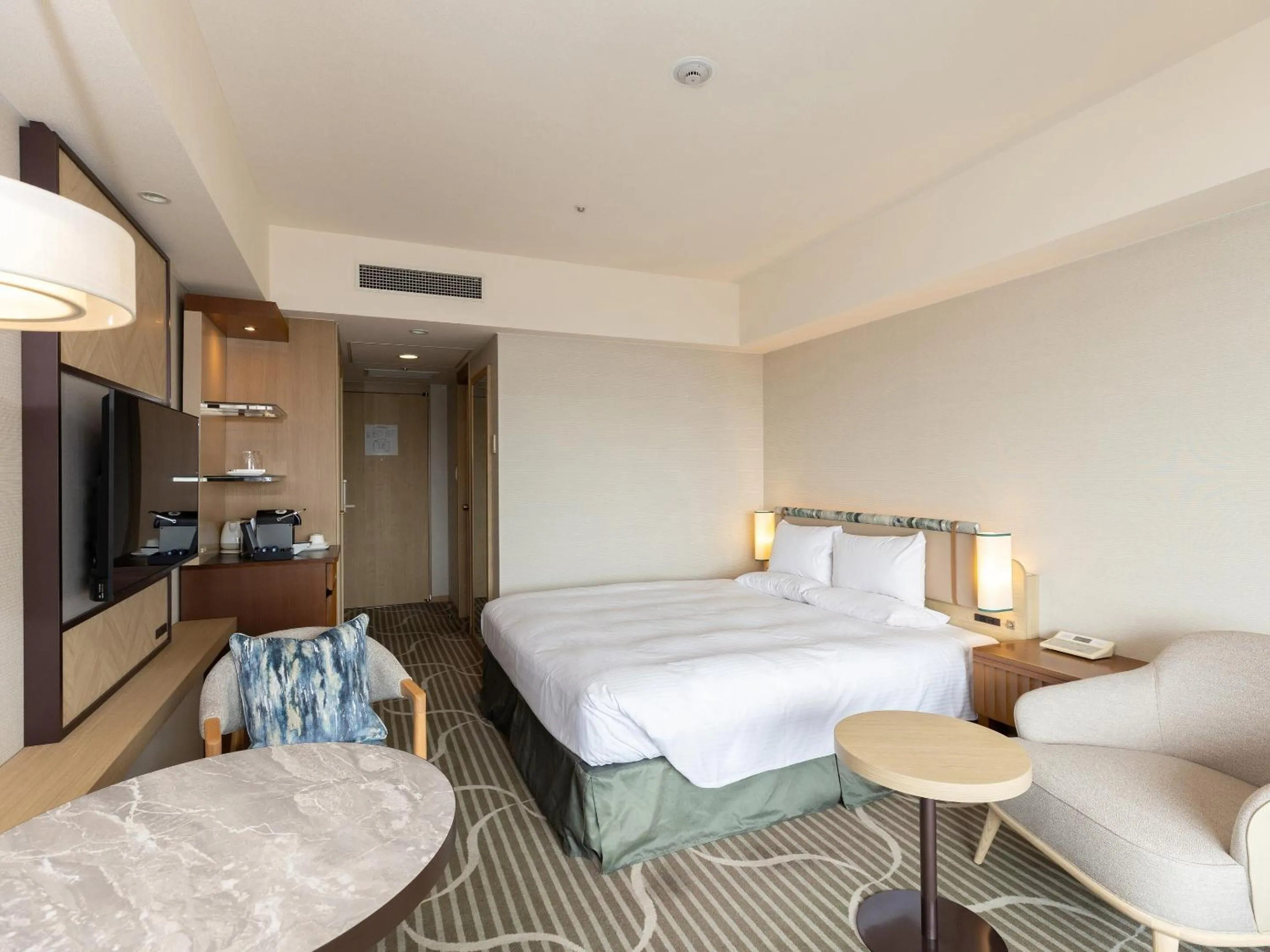 Photo of the whole room, Bed in Hotel Okura Kobe