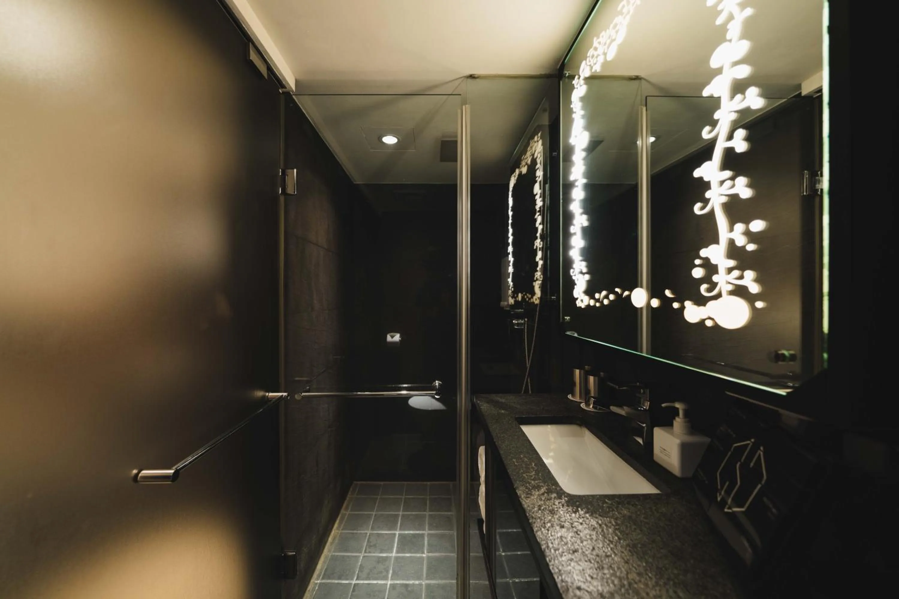 Shower in SWIIO Hotel Ximending