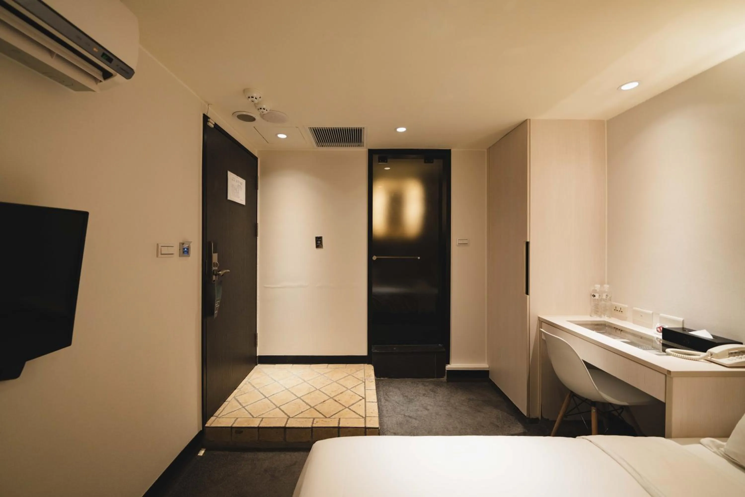 Bathroom, Bed in SWIIO Hotel Ximending
