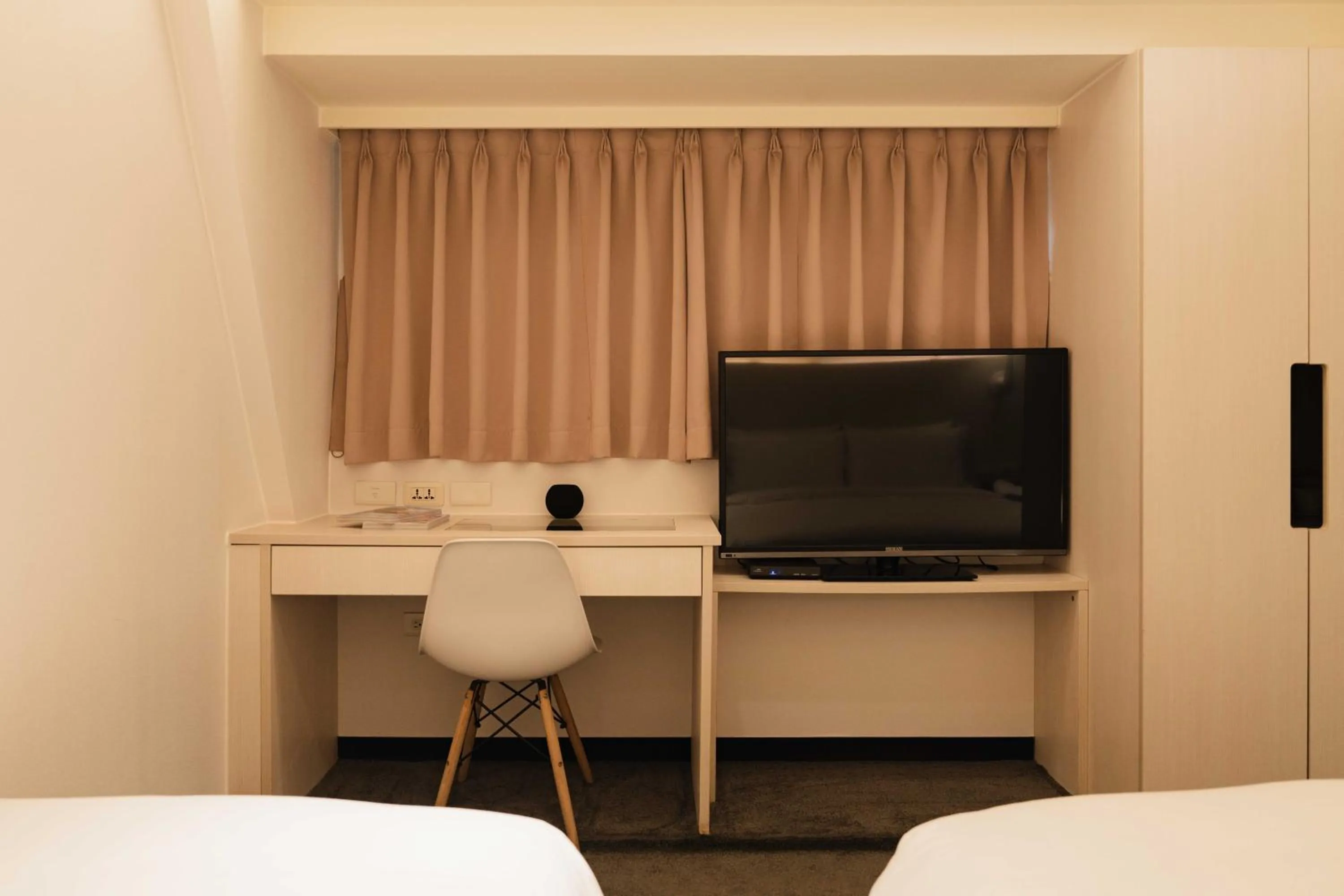 TV and multimedia, Bed in SWIIO Hotel Ximending