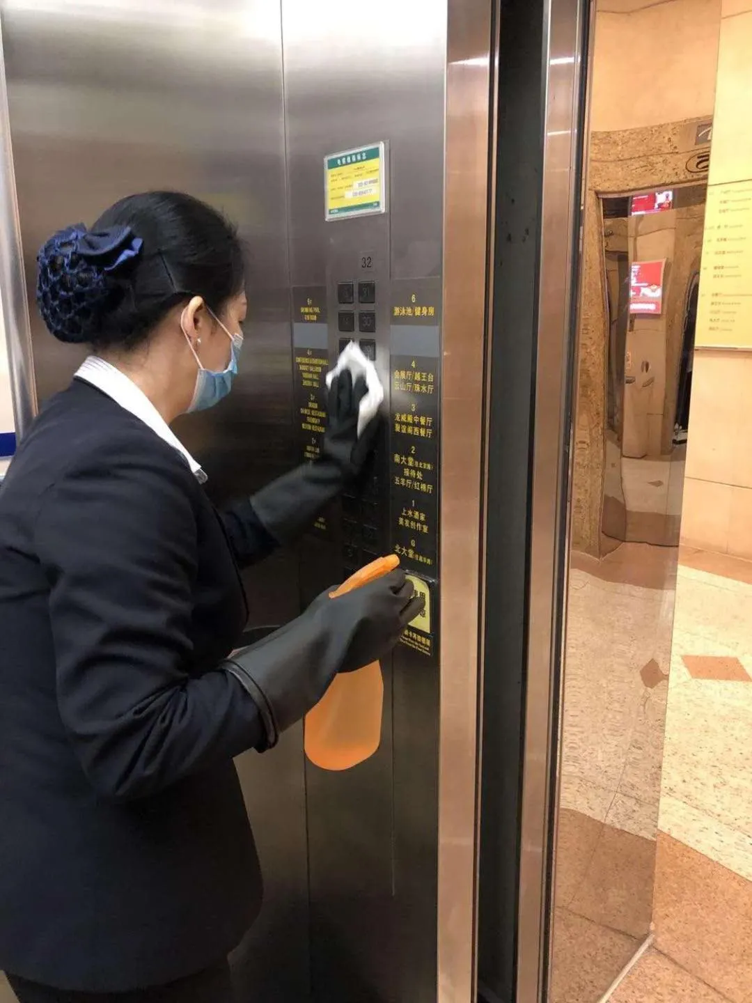 elevator in Hotel Canton