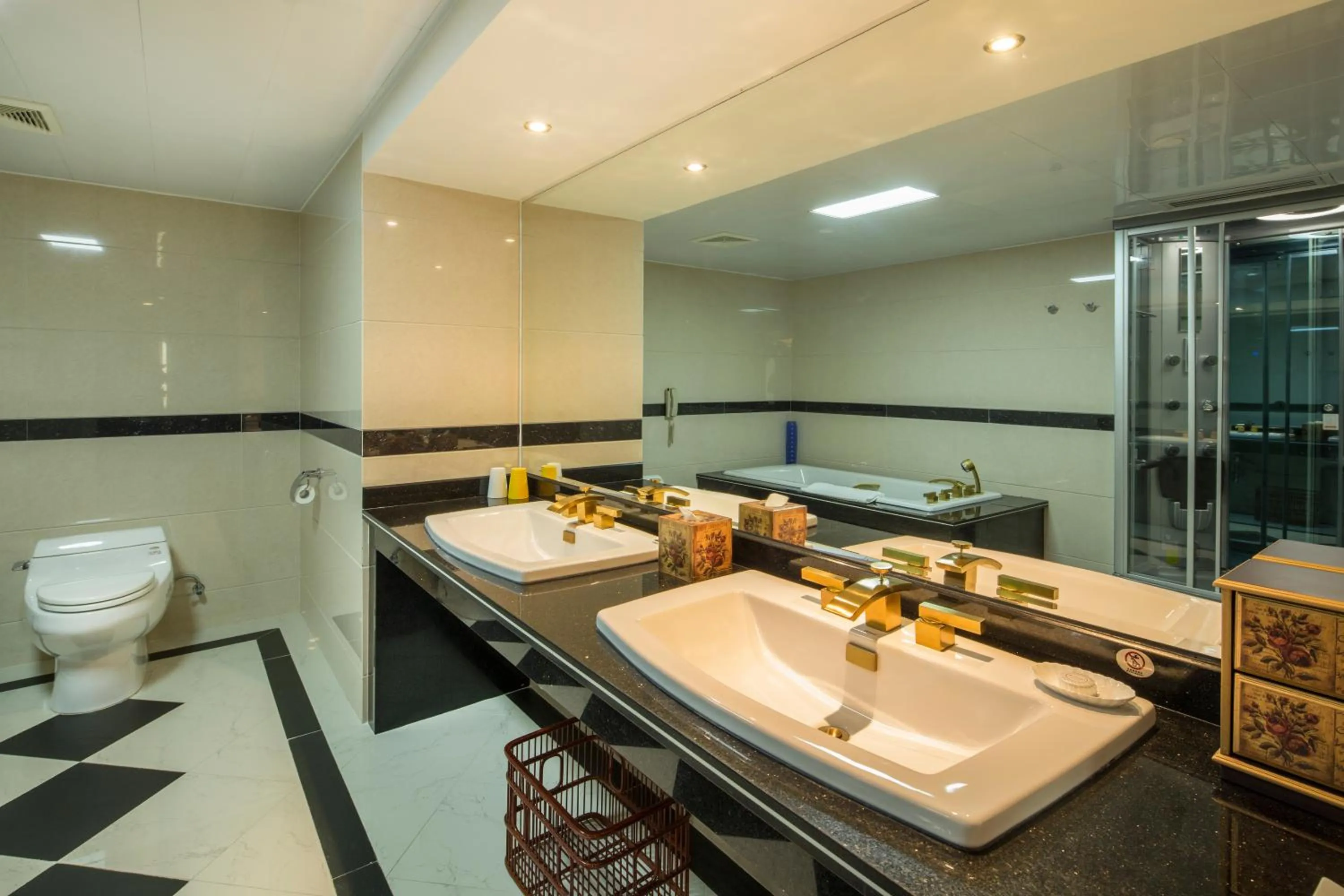 Shower, Bathroom in Hotel Canton