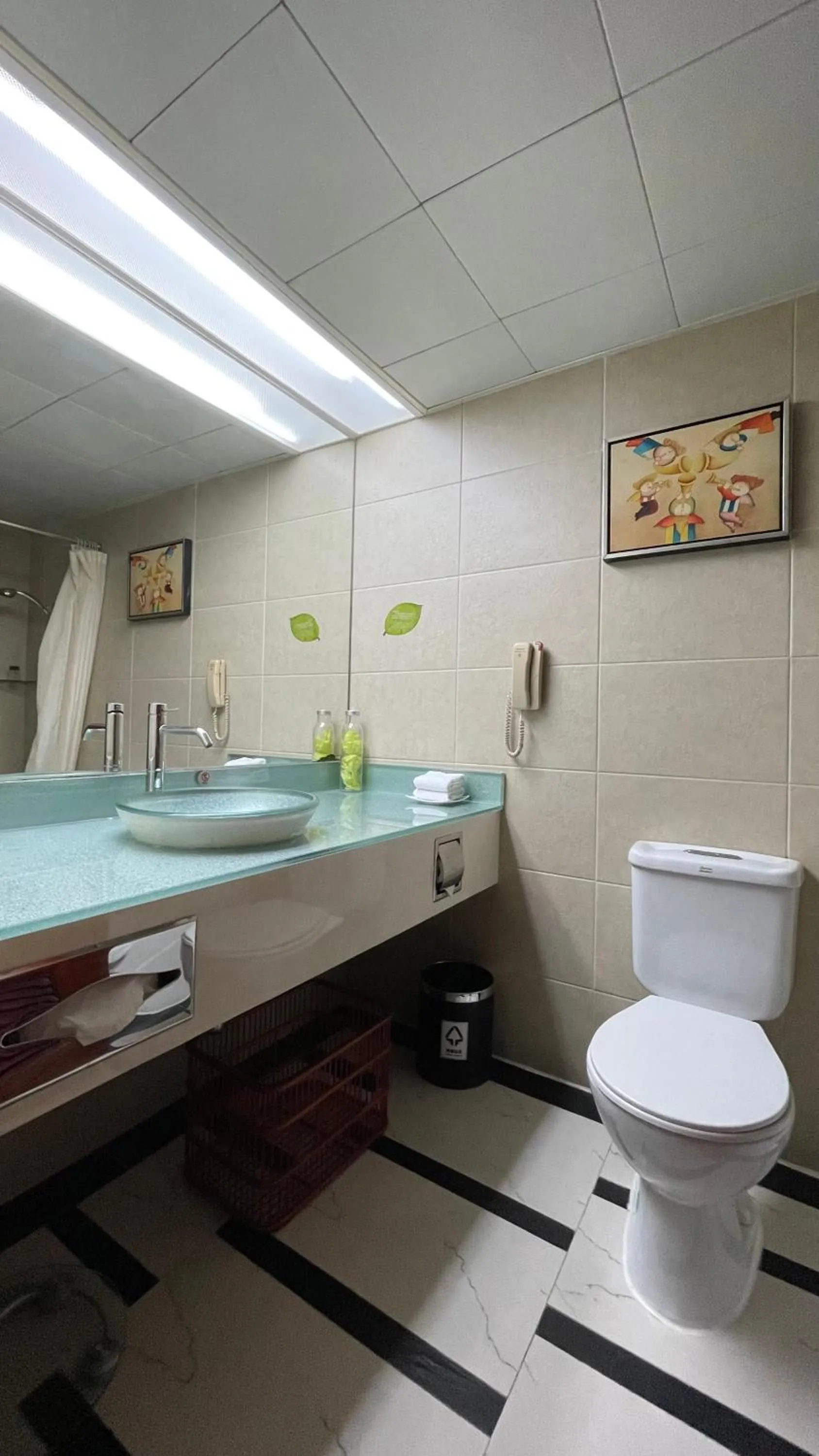 Shower, Bathroom in Hotel Canton