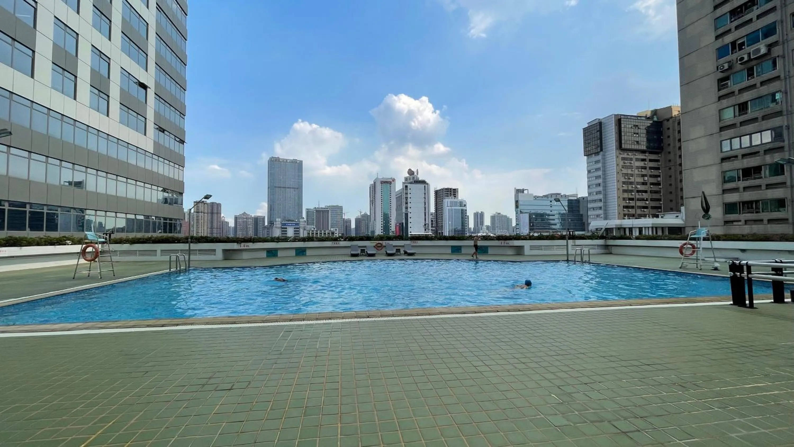 Swimming Pool in Hotel Canton