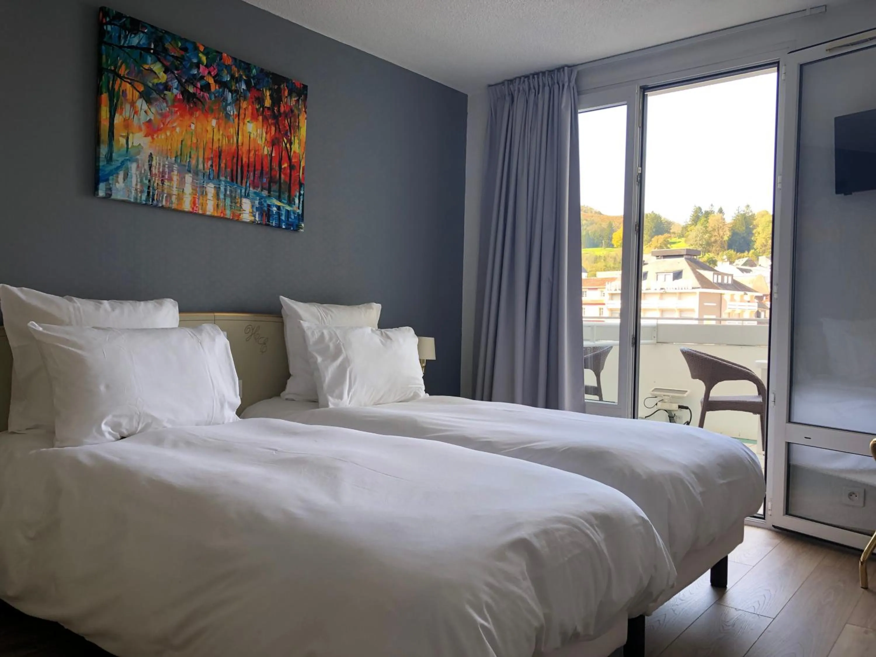 Patio, Bed in Grand Hôtel d'Espagne