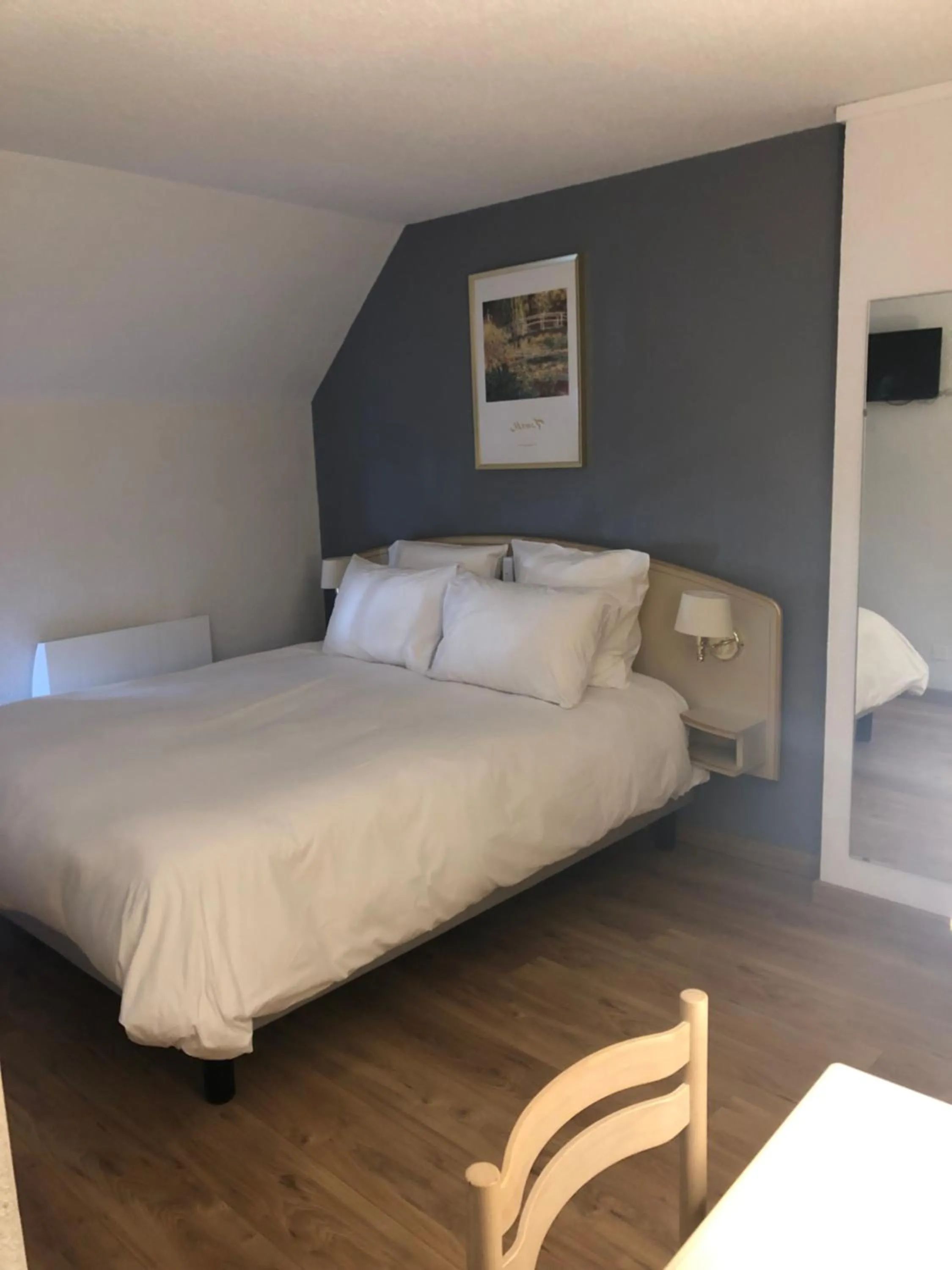 Photo of the whole room, Bed in Grand Hôtel d'Espagne